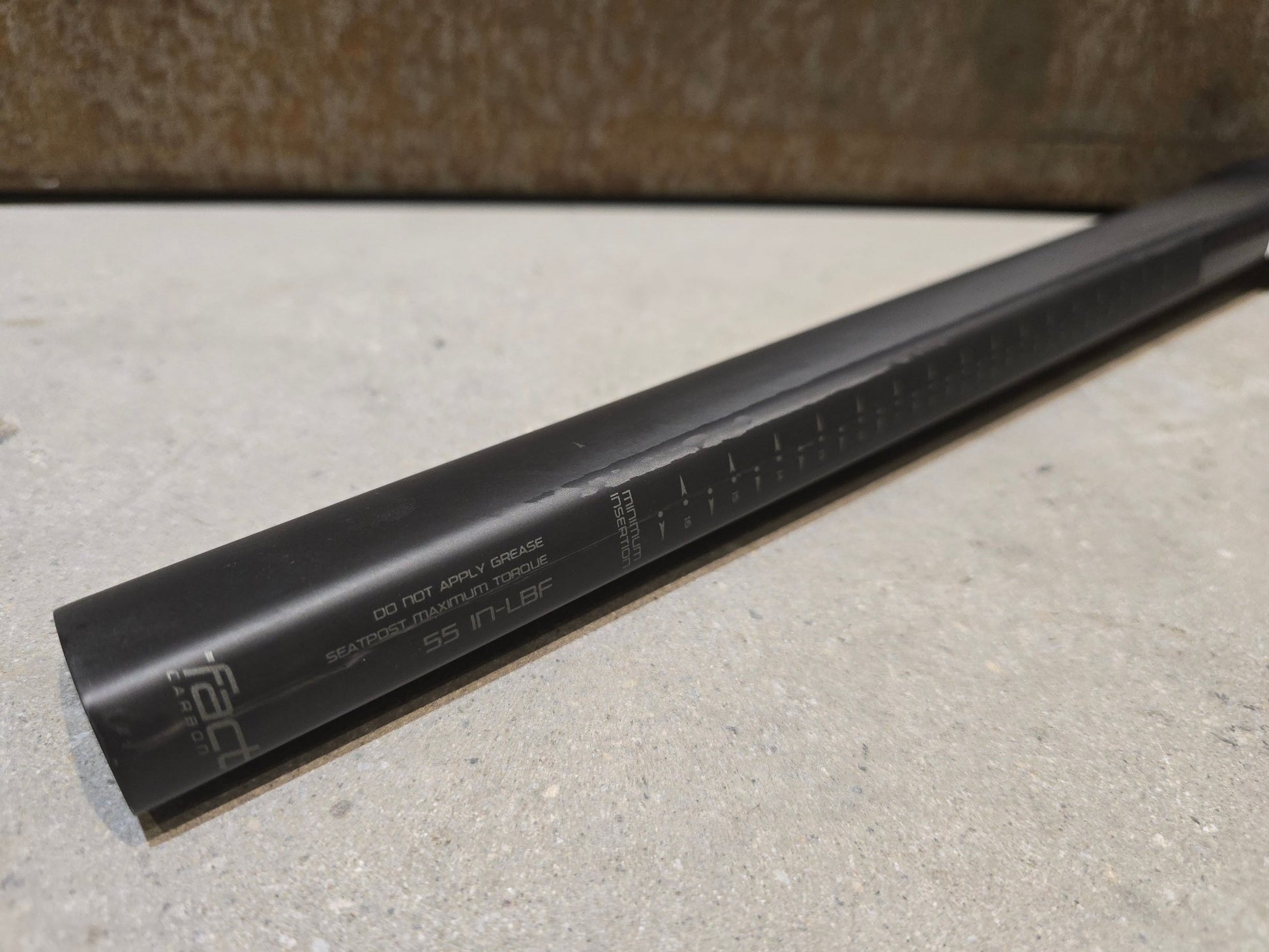 Sattelstütze von Specialized, SPECIALIZED S - WORKS TARMAC SL7 SATTELSTÜTZE 380MM / 20MM OFFSET in variant_title vor USEDBIKES - OB.DE Hintergrund