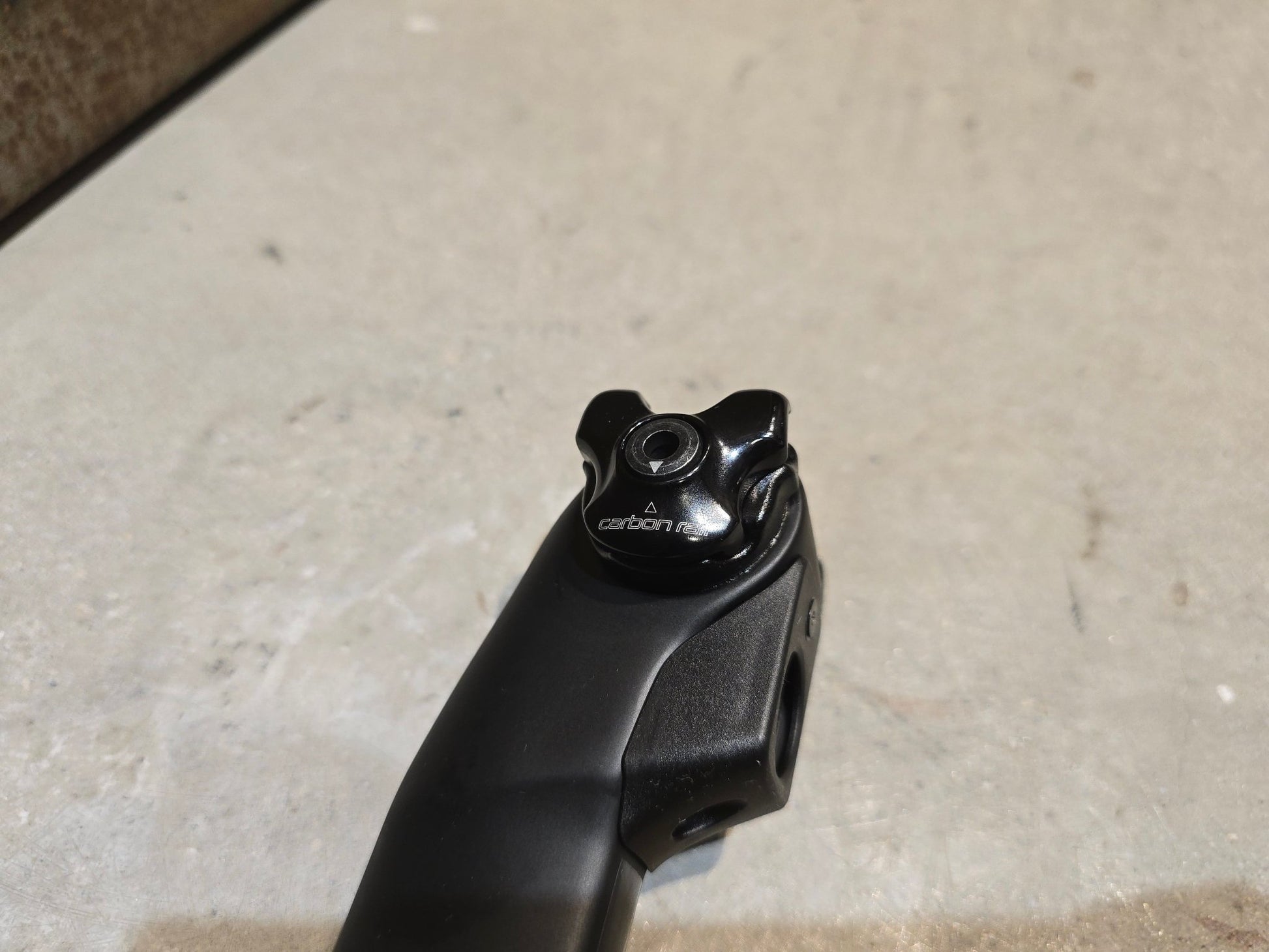 Sattelstütze von Specialized, SPECIALIZED S - WORKS TARMAC SL7 SATTELSTÜTZE 380MM / 20MM OFFSET in variant_title vor USEDBIKES - OB.DE Hintergrund