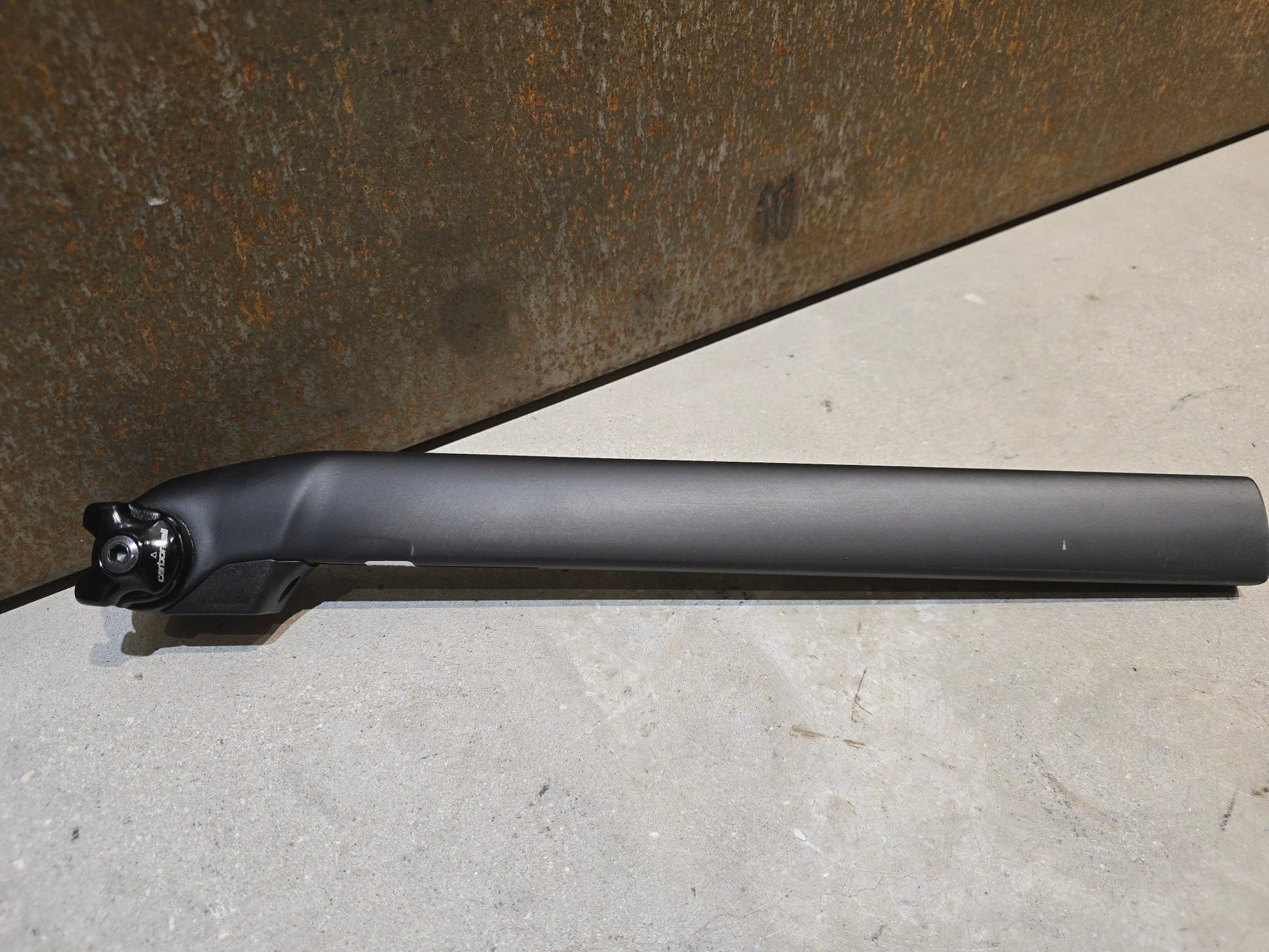 Sattelstütze von Specialized, SPECIALIZED S - WORKS TARMAC SL7 SATTELSTÜTZE 380MM / 20MM OFFSET in variant_title vor USEDBIKES - OB.DE Hintergrund