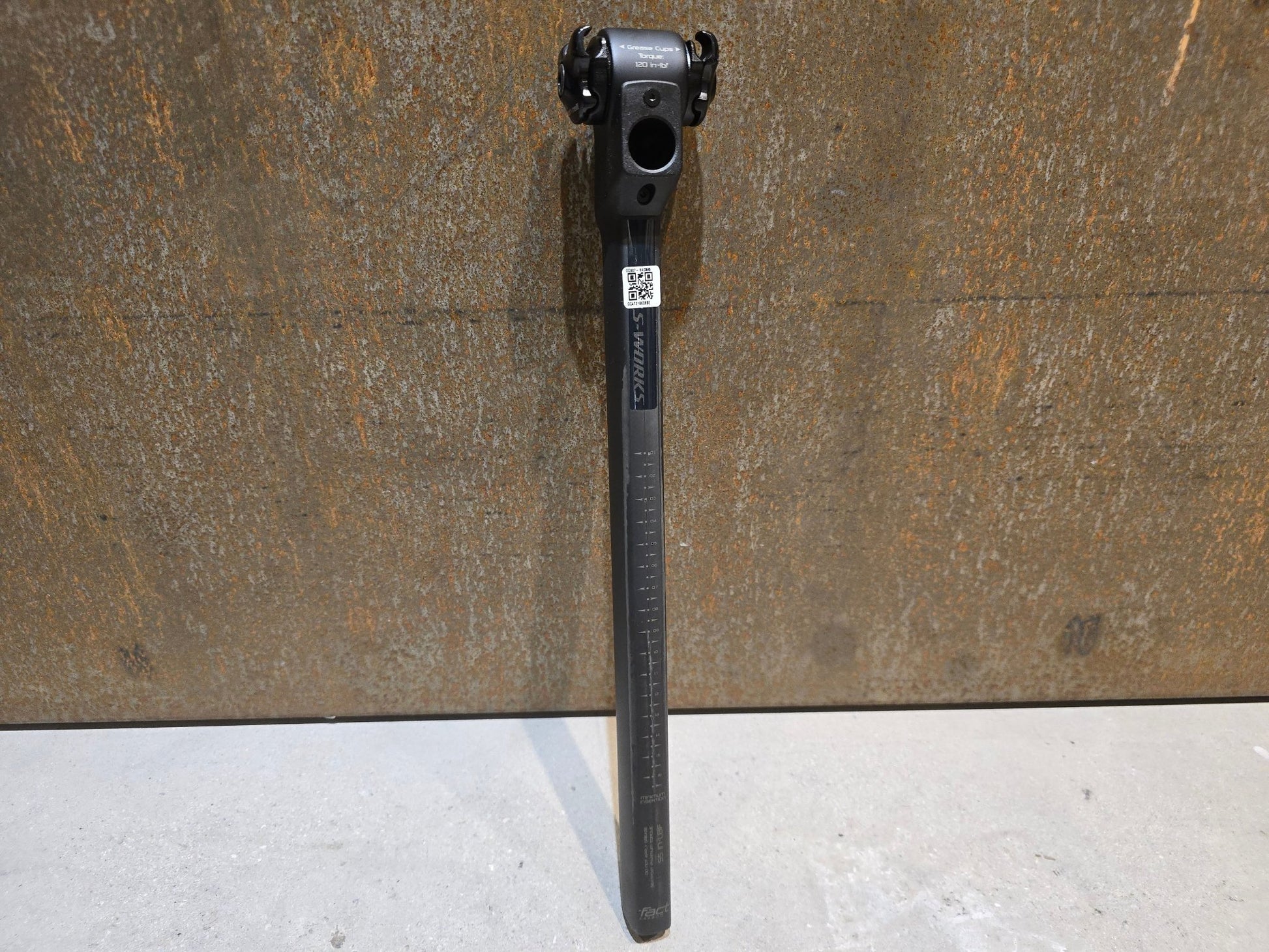 Sattelstütze von Specialized, SPECIALIZED S - WORKS TARMAC SL7 SATTELSTÜTZE 380MM / 20MM OFFSET in variant_title vor USEDBIKES - OB.DE Hintergrund