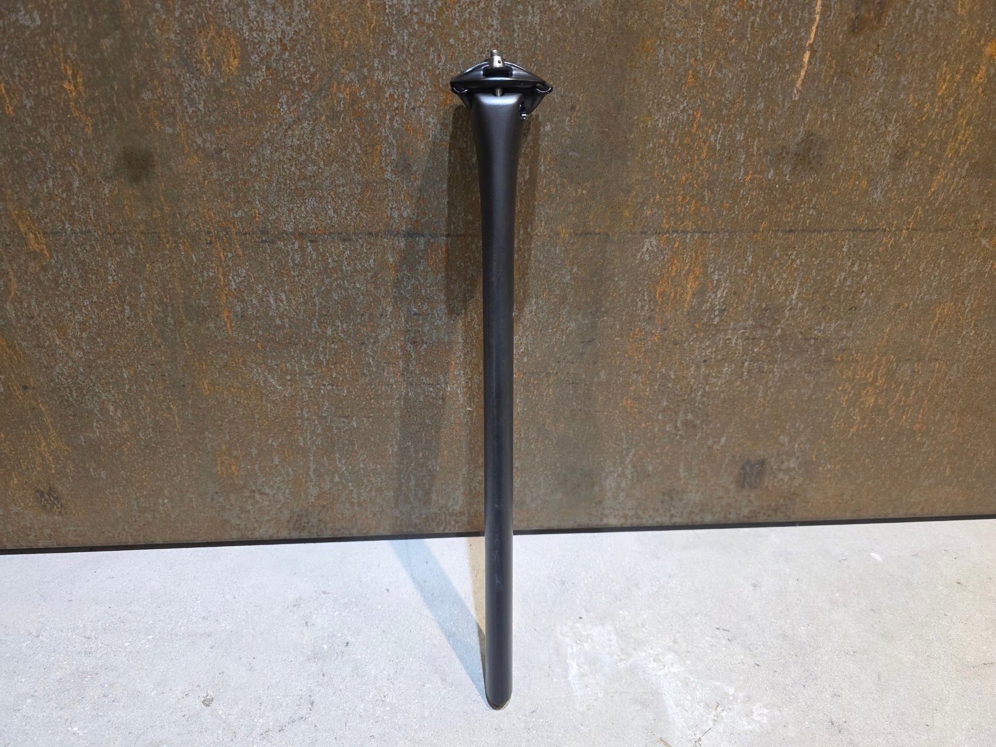 Sattelstütze von Specialized, SPECIALIZED S - WORKS TARMAC SL8 SATTELSTÜTZE 380MM X 15MM vor USEDBIKES - OB.DE Hintergrund