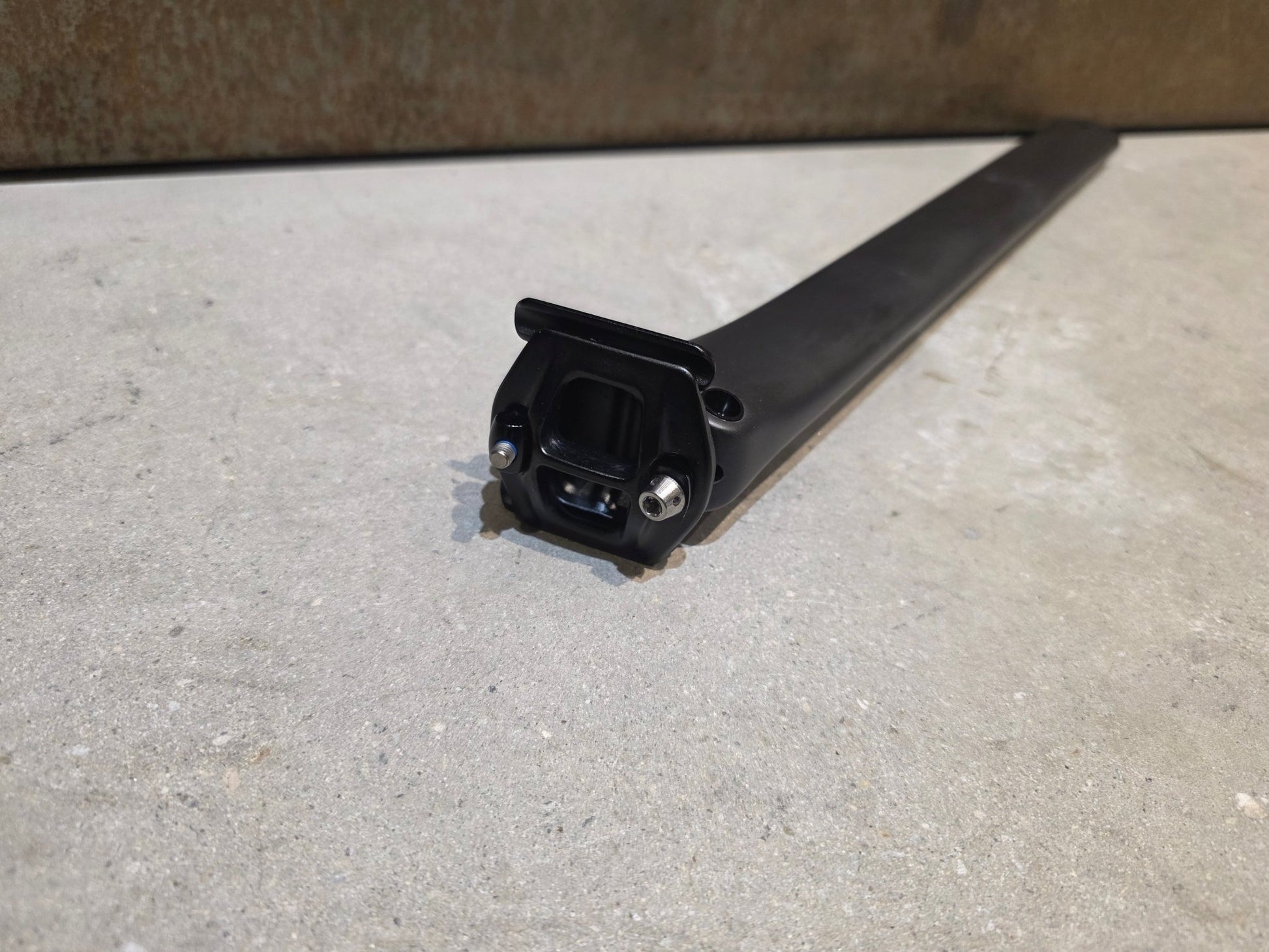 Sattelstütze von Specialized, SPECIALIZED S - WORKS TARMAC SL8 SATTELSTÜTZE 380MM X 15MM vor USEDBIKES - OB.DE Hintergrund