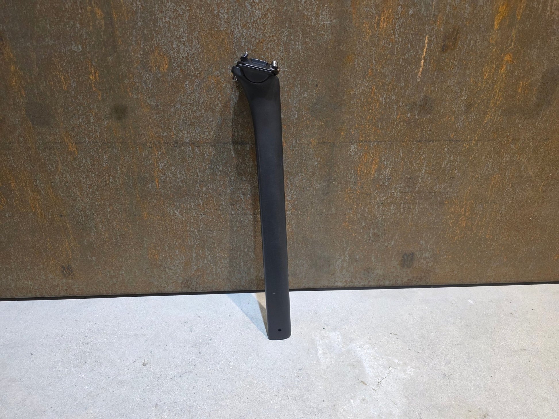 Sattelstütze von Specialized, SPECIALIZED S - WORKS TARMAC SL8 SATTELSTÜTZE 380MM X 15MM vor USEDBIKES - OB.DE Hintergrund