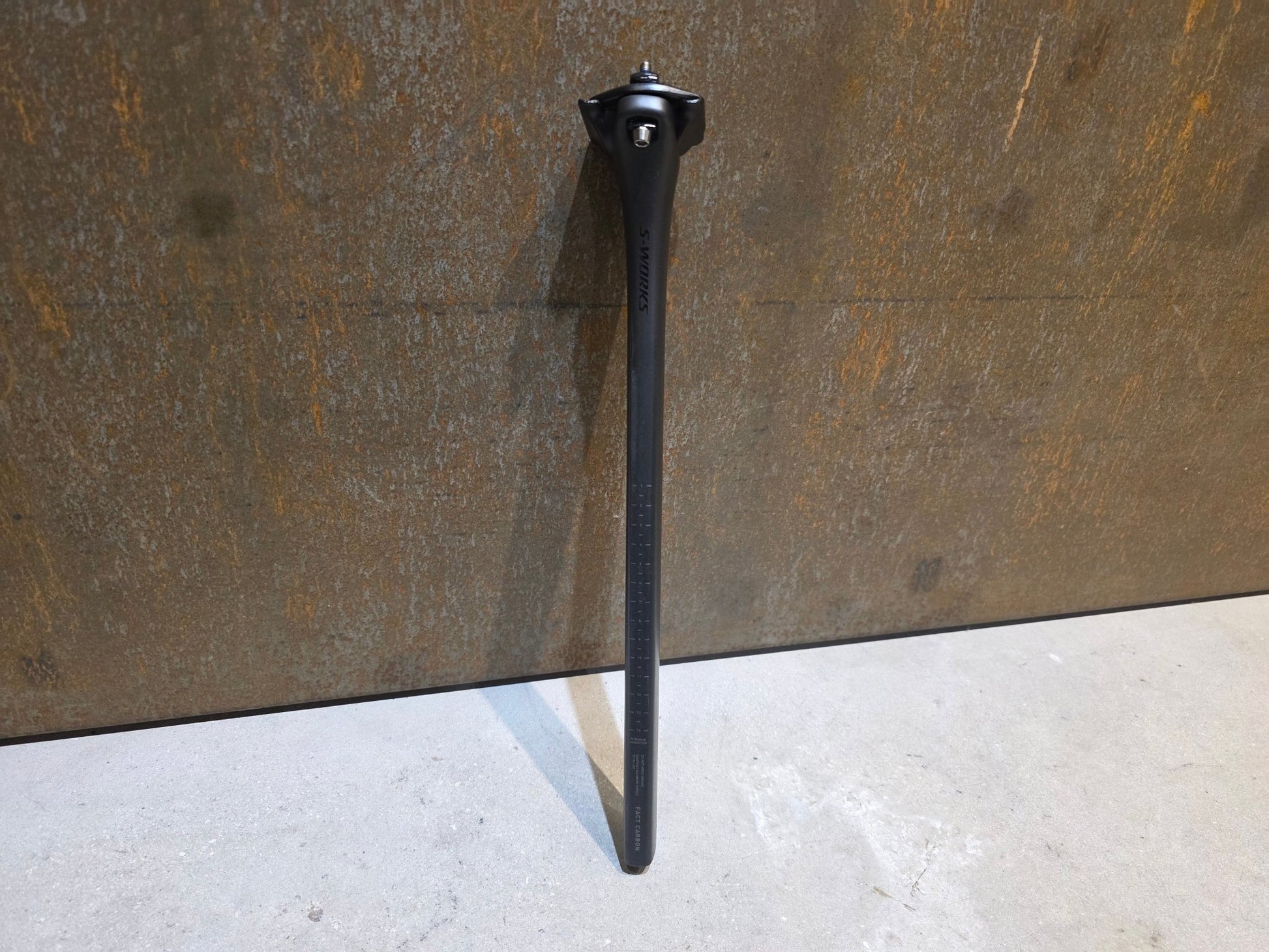 Sattelstütze von Specialized, SPECIALIZED S - WORKS TARMAC SL8 SATTELSTÜTZE 380MM X 15MM vor USEDBIKES - OB.DE Hintergrund