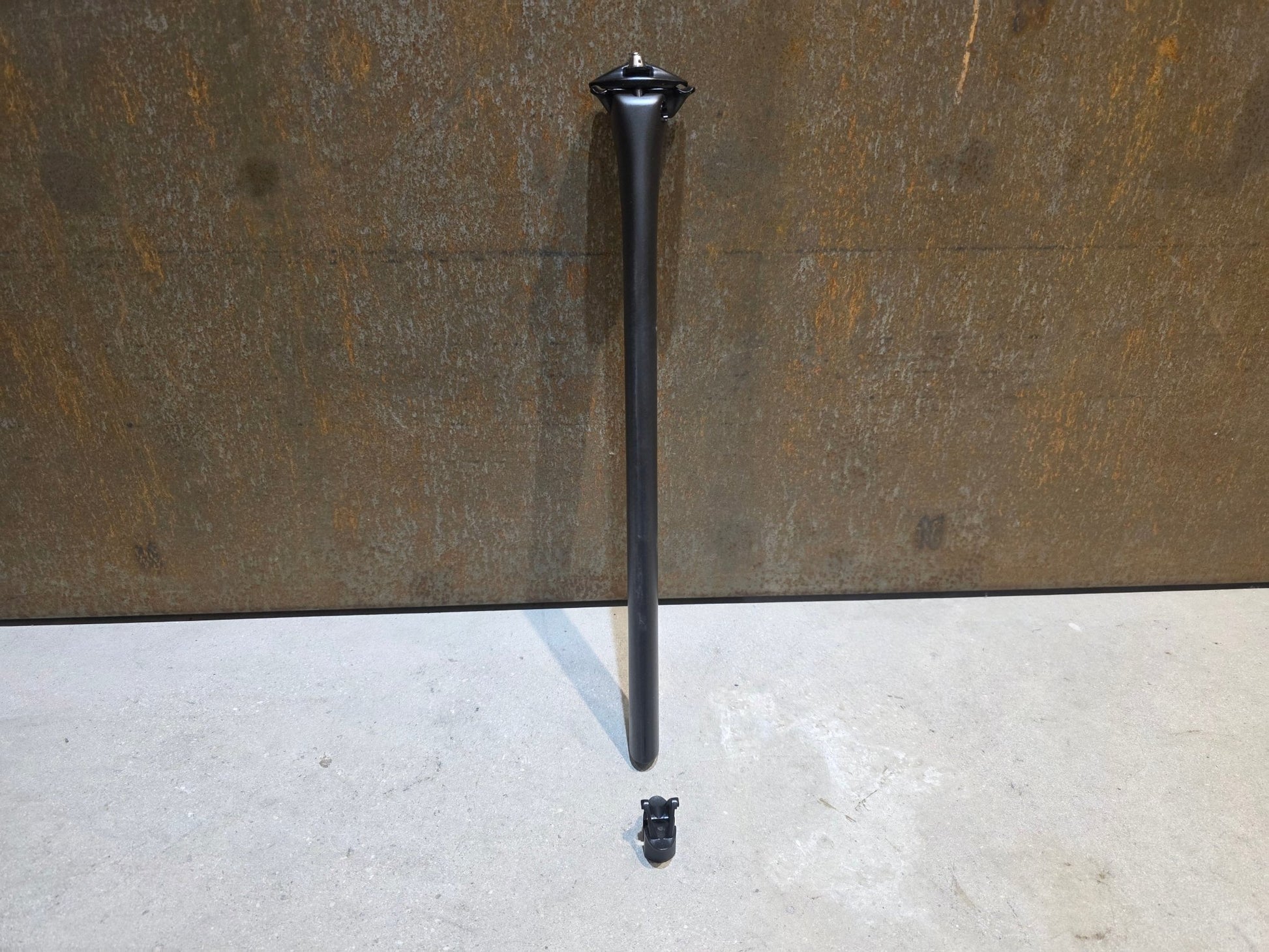 Sattelstütze von Specialized, SPECIALIZED S - WORKS TARMAC SL8 SATTELSTÜTZE 380MM X 15MM vor USEDBIKES - OB.DE Hintergrund