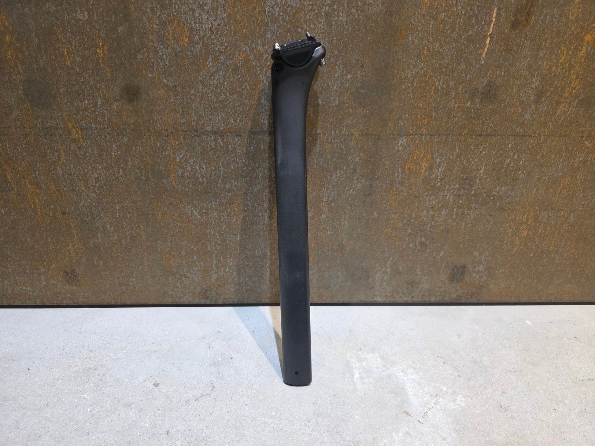 Sattelstütze von Specialized, SPECIALIZED S - WORKS TARMAC SL8 SATTELSTÜTZE 380MM X 15MM vor USEDBIKES - OB.DE Hintergrund