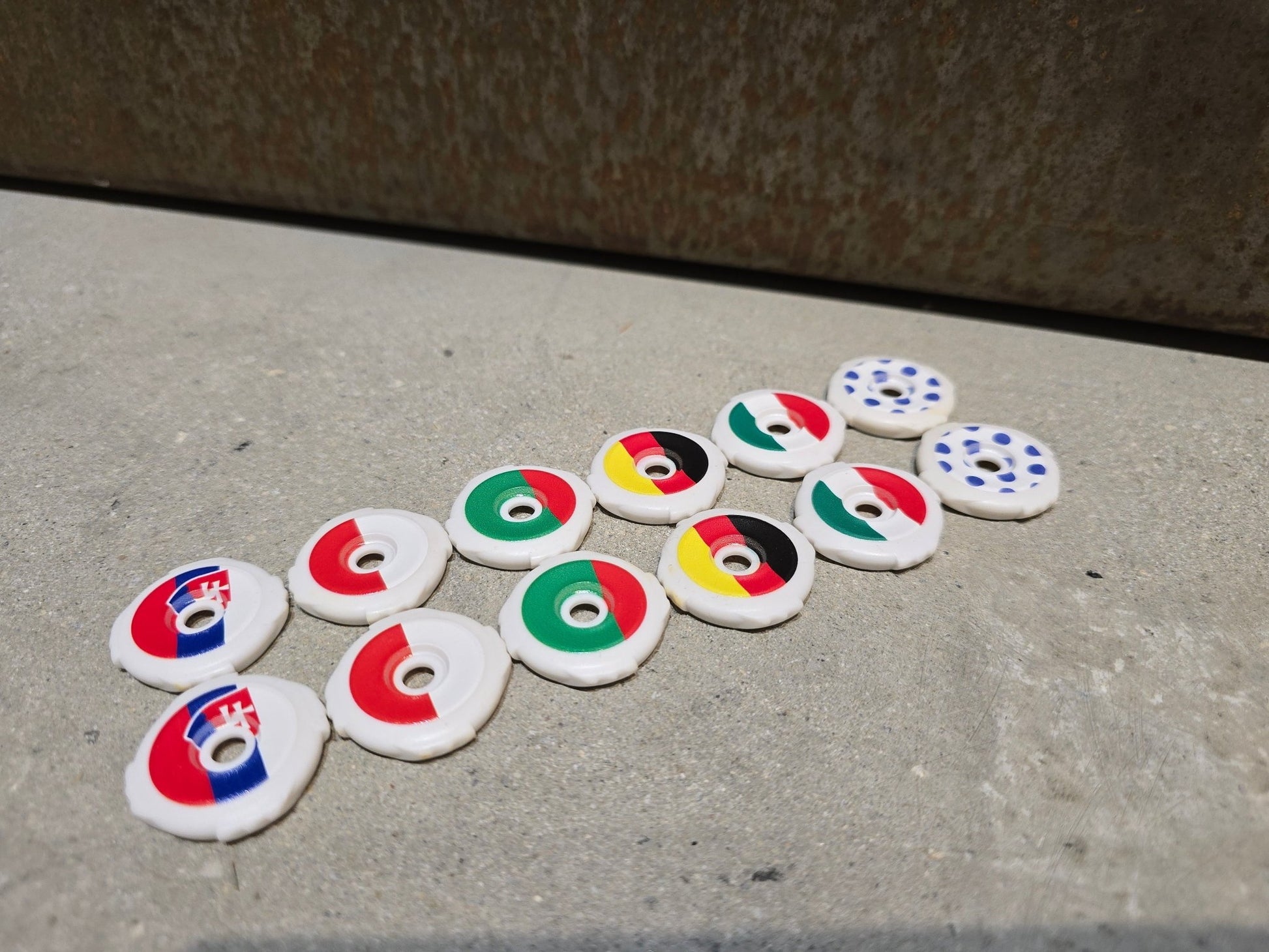 Sonstiges von Boa, SPECIALIZED S2 SNAP BOA DREHVERSCHLUSS TOPCAP / NATIONAL & LEADER JERSEY in variant_title vor USEDBIKES - OB.DE Hintergrund