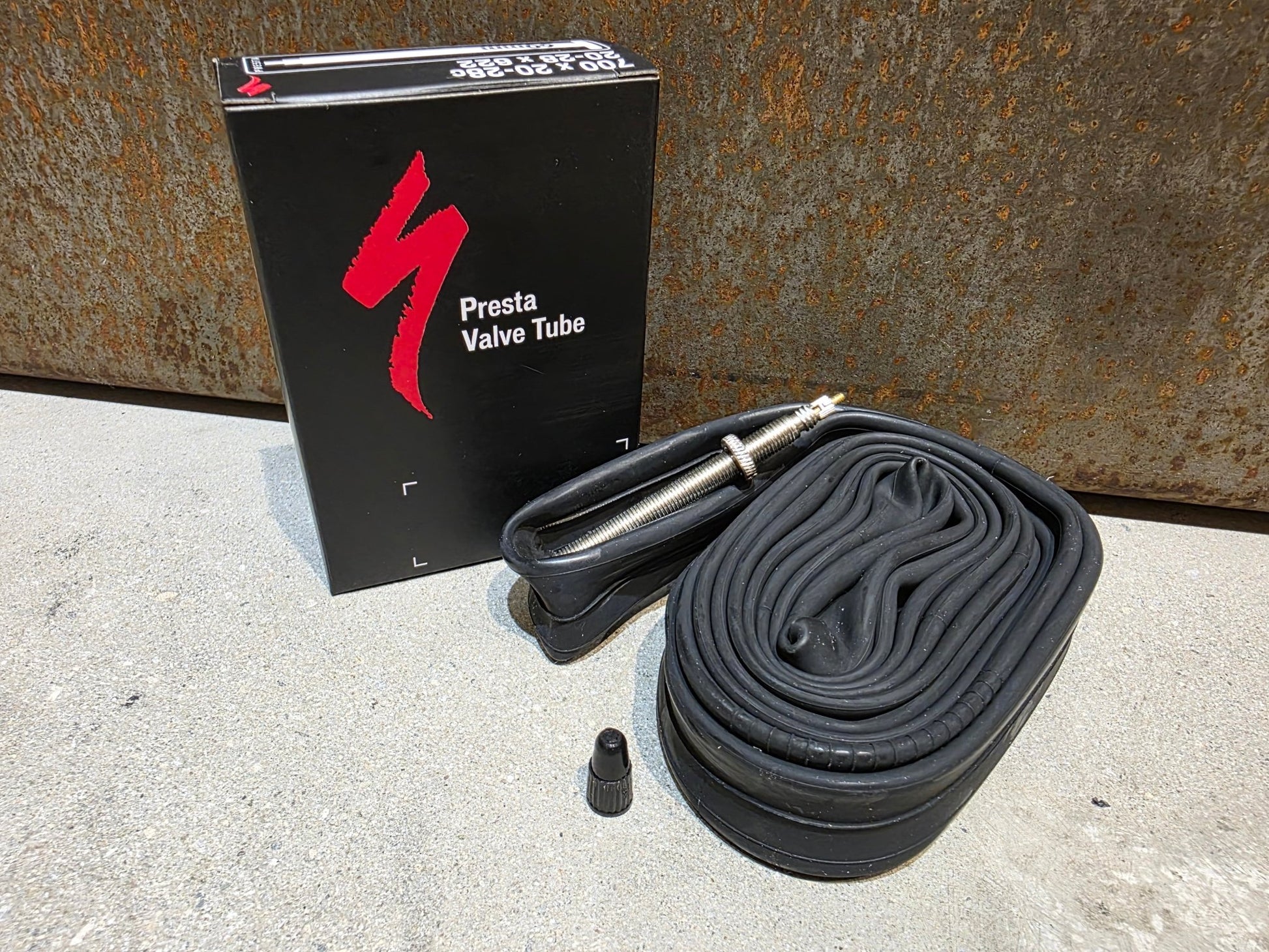 Reifen von Specialized, SPECIALIZED SCHLAUCH MIT PRESTAVENTIL 700 x 20 - 28C / 60MM in variant_title vor USEDBIKES - OB.DE Hintergrund