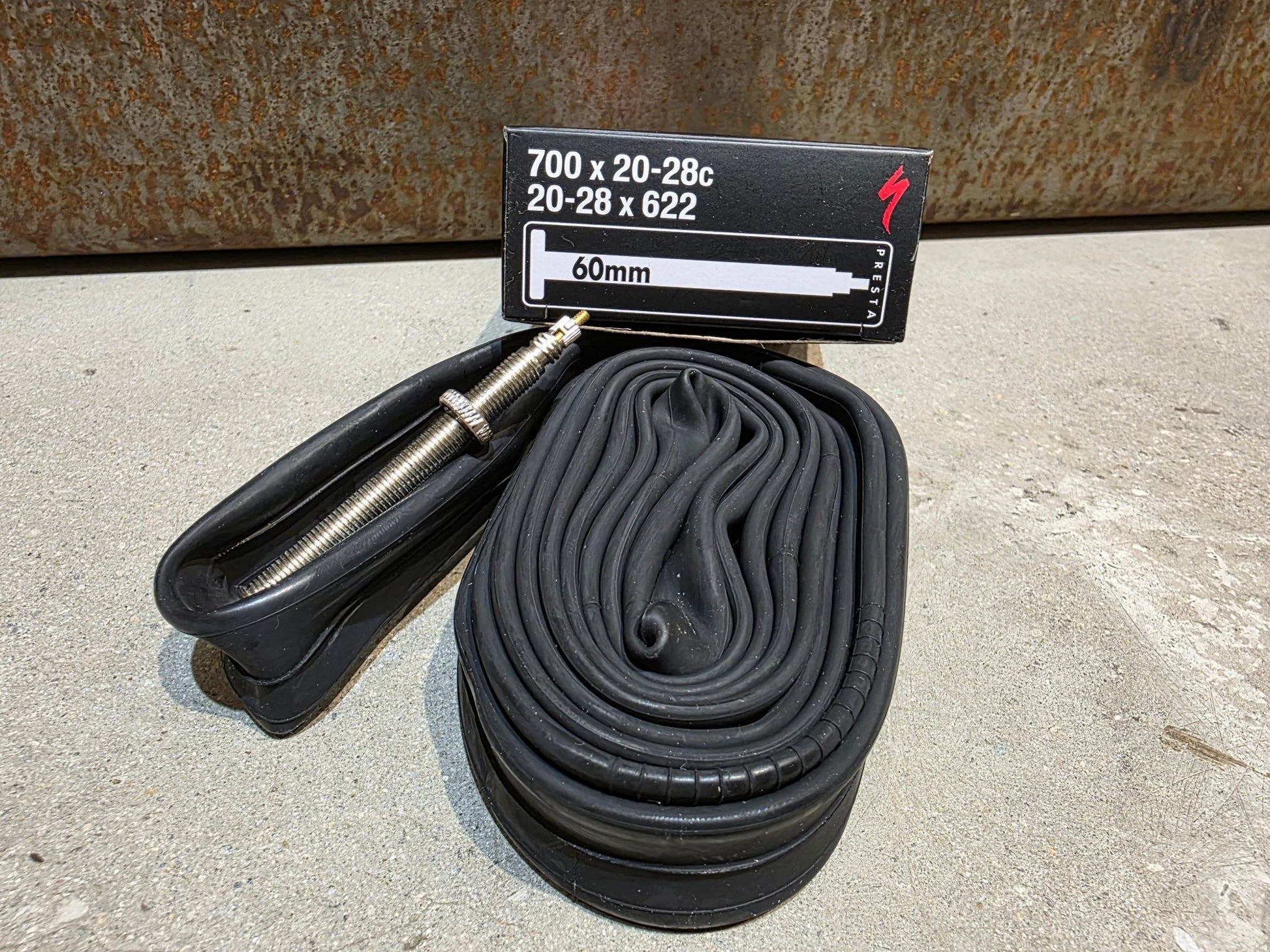 Reifen von Specialized, SPECIALIZED SCHLAUCH MIT PRESTAVENTIL 700 x 20 - 28C / 60MM in variant_title vor USEDBIKES - OB.DE Hintergrund