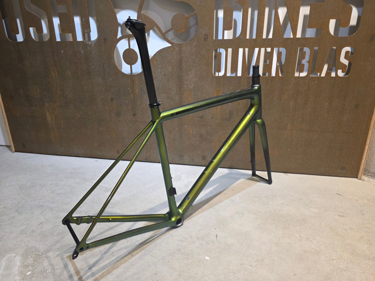 Rennradrahmen von Specialized, SPECIALIZED SWORKS AETHOS RAHMENSET / DISC / 56CM vor USEDBIKES - OB.DE Hintergrund