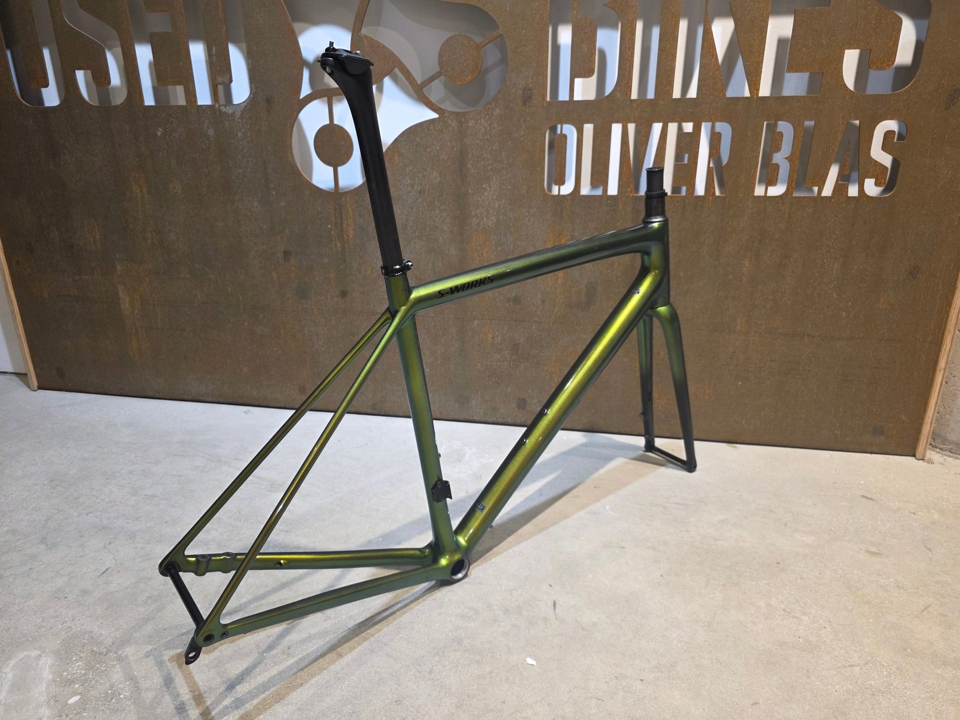 Rennradrahmen von Specialized, SPECIALIZED SWORKS AETHOS RAHMENSET / DISC / 56CM vor USEDBIKES - OB.DE Hintergrund