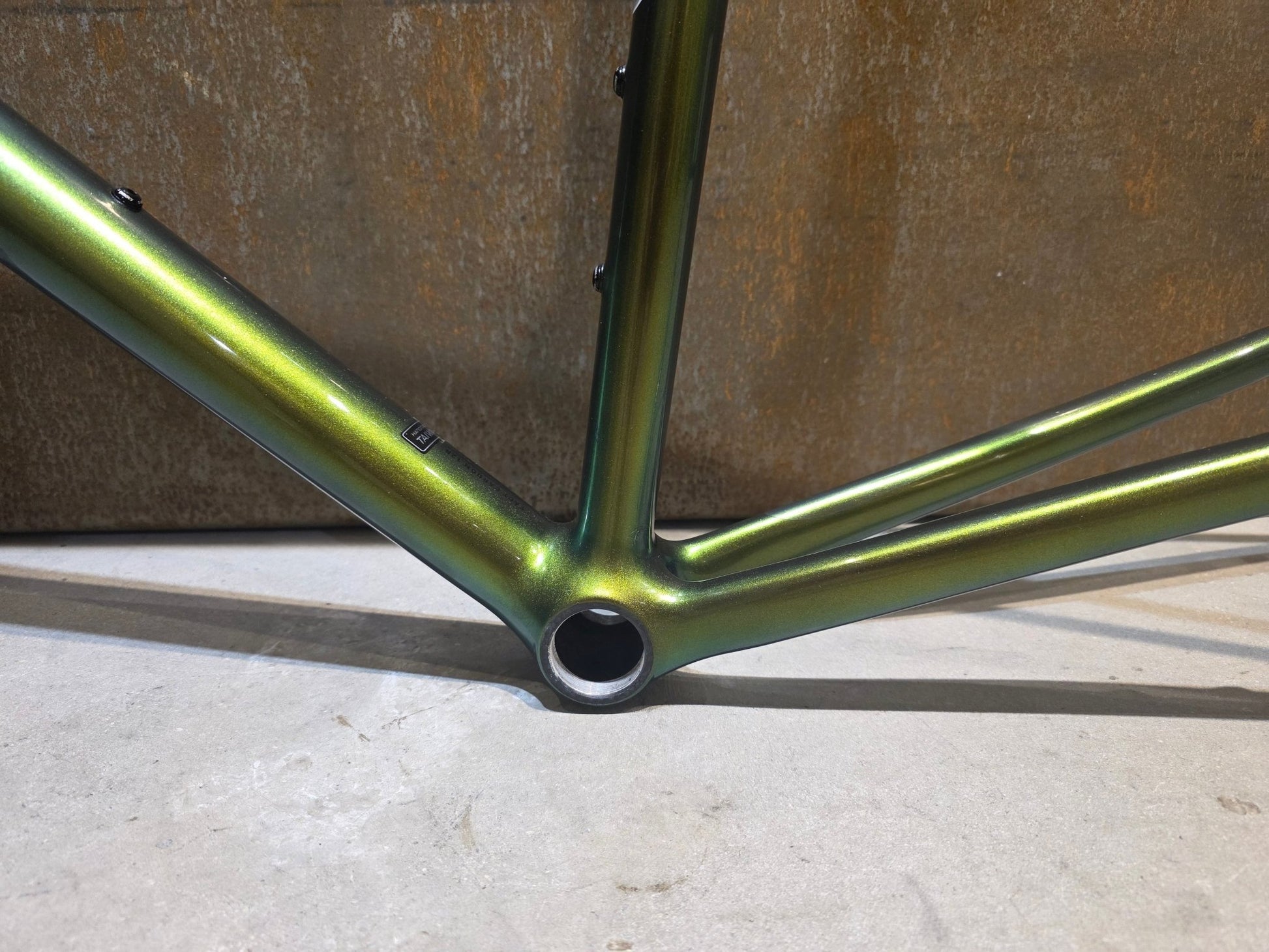 Rennradrahmen von Specialized, SPECIALIZED SWORKS AETHOS RAHMENSET / DISC / 56CM vor USEDBIKES - OB.DE Hintergrund