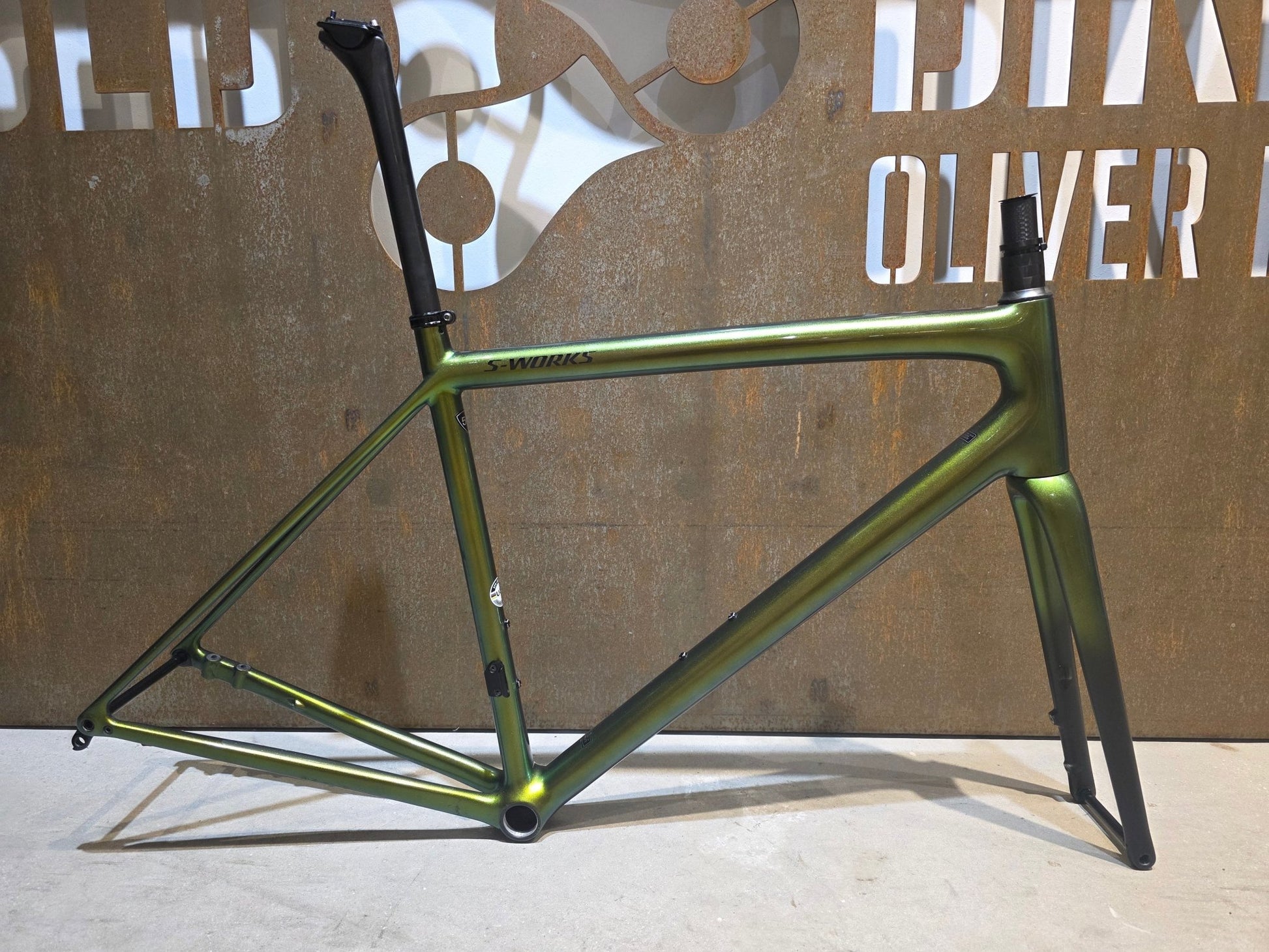 Rennradrahmen von Specialized, SPECIALIZED SWORKS AETHOS RAHMENSET / DISC / 56CM vor USEDBIKES - OB.DE Hintergrund