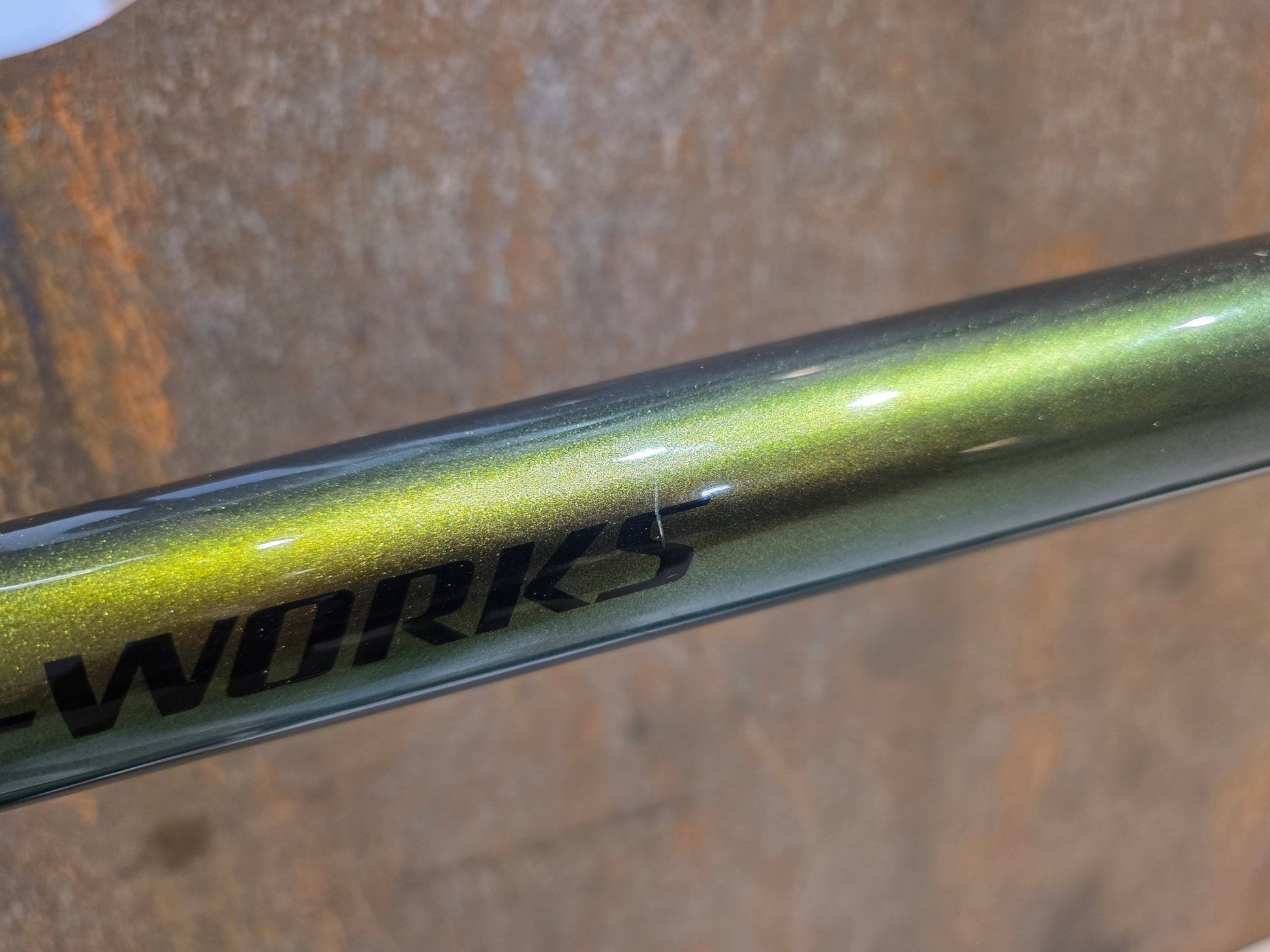 Rennradrahmen von Specialized, SPECIALIZED SWORKS AETHOS RAHMENSET / DISC / 56CM vor USEDBIKES - OB.DE Hintergrund