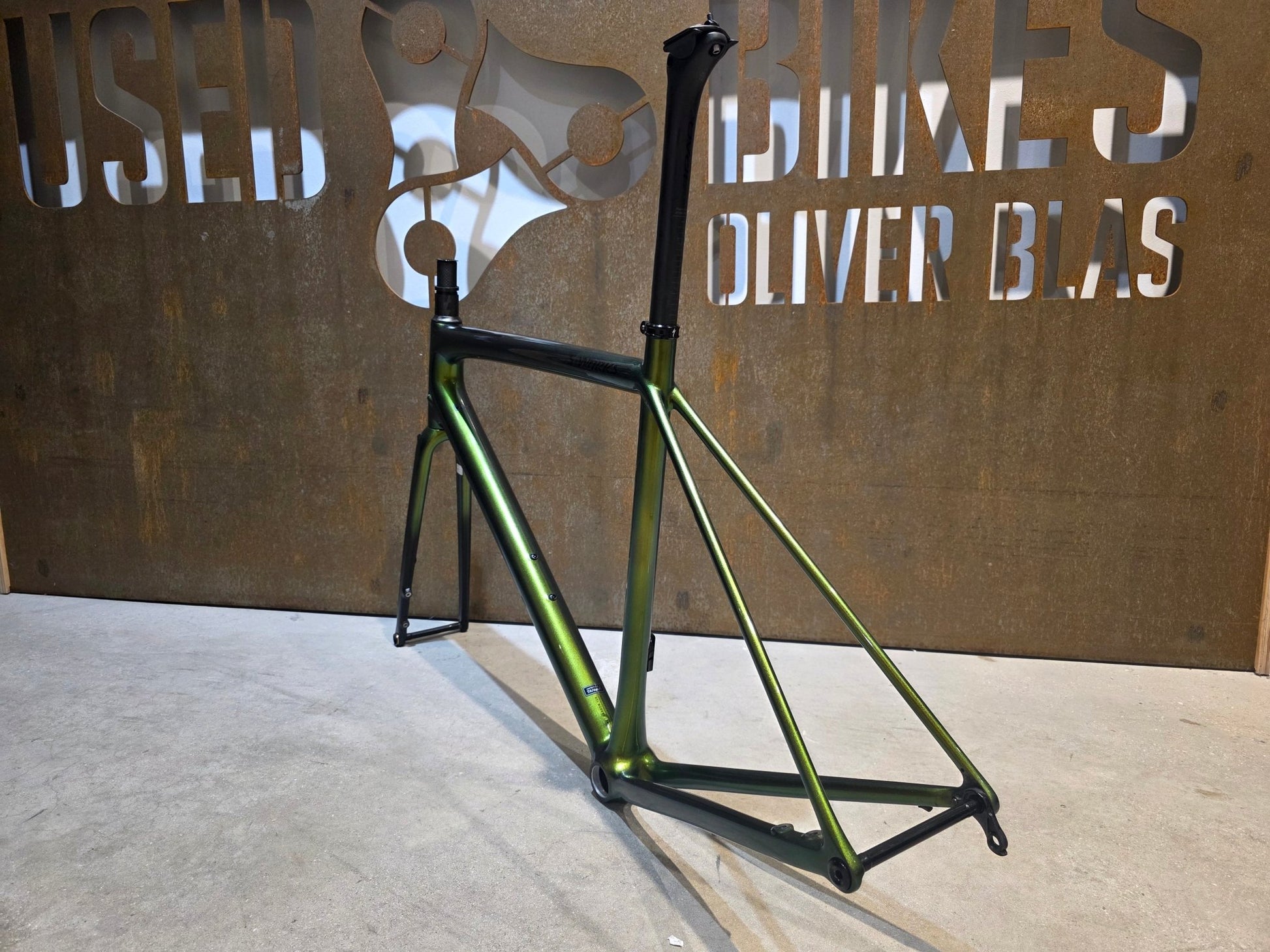 Rennradrahmen von Specialized, SPECIALIZED SWORKS AETHOS RAHMENSET / DISC / 56CM vor USEDBIKES - OB.DE Hintergrund