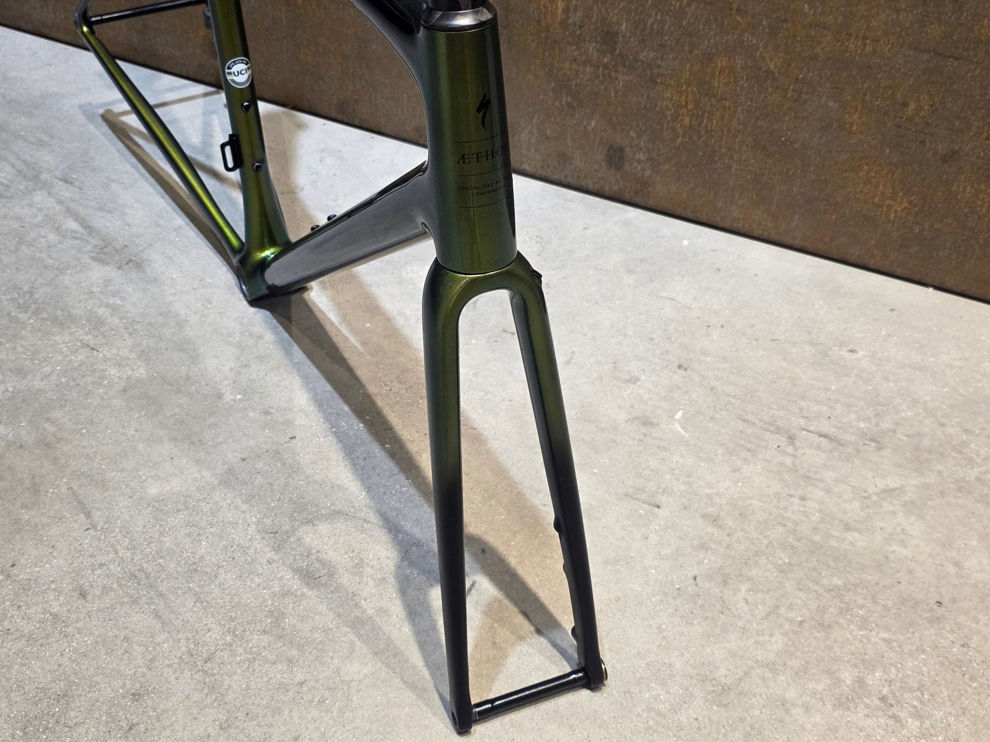 Rennradrahmen von Specialized, SPECIALIZED SWORKS AETHOS RAHMENSET / DISC / 56CM vor USEDBIKES - OB.DE Hintergrund