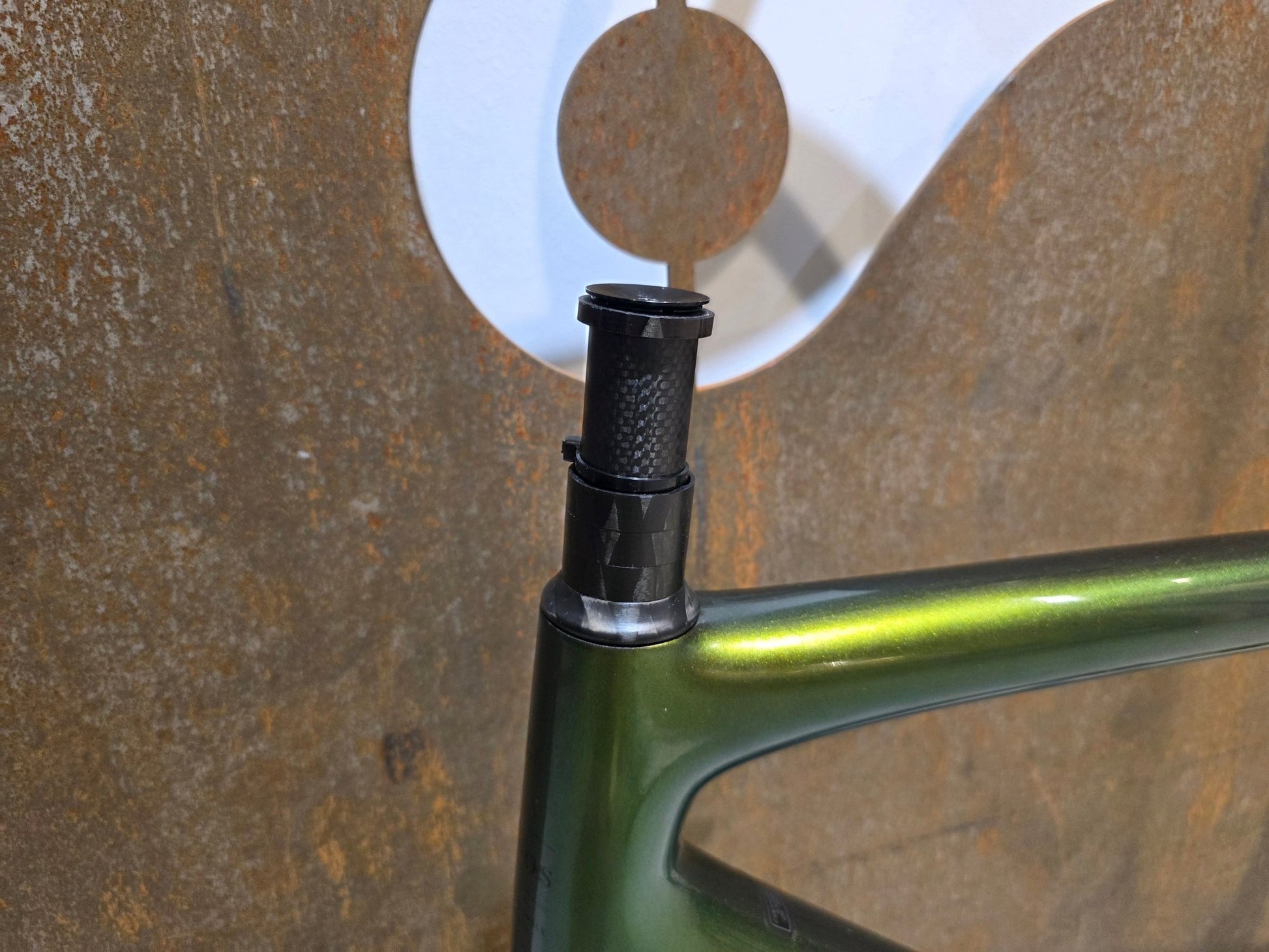 Rennradrahmen von Specialized, SPECIALIZED SWORKS AETHOS RAHMENSET / DISC / 56CM vor USEDBIKES - OB.DE Hintergrund