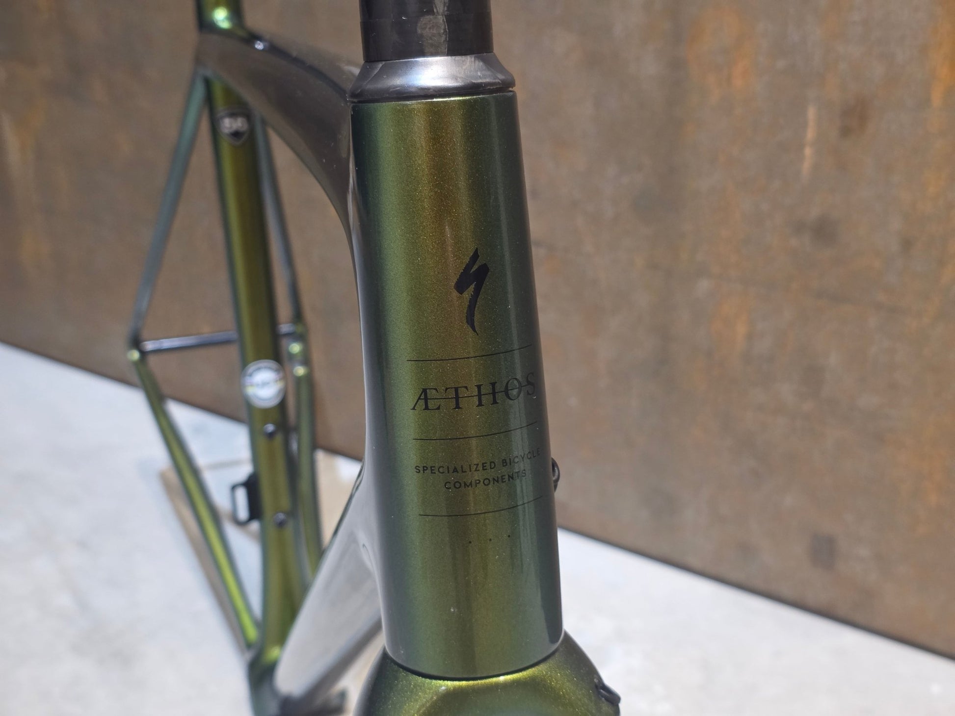 Rennradrahmen von Specialized, SPECIALIZED SWORKS AETHOS RAHMENSET / DISC / 56CM vor USEDBIKES - OB.DE Hintergrund