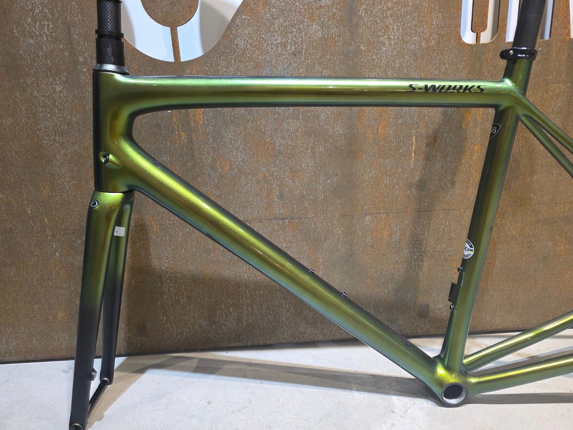 Rennradrahmen von Specialized, SPECIALIZED SWORKS AETHOS RAHMENSET / DISC / 56CM vor USEDBIKES - OB.DE Hintergrund