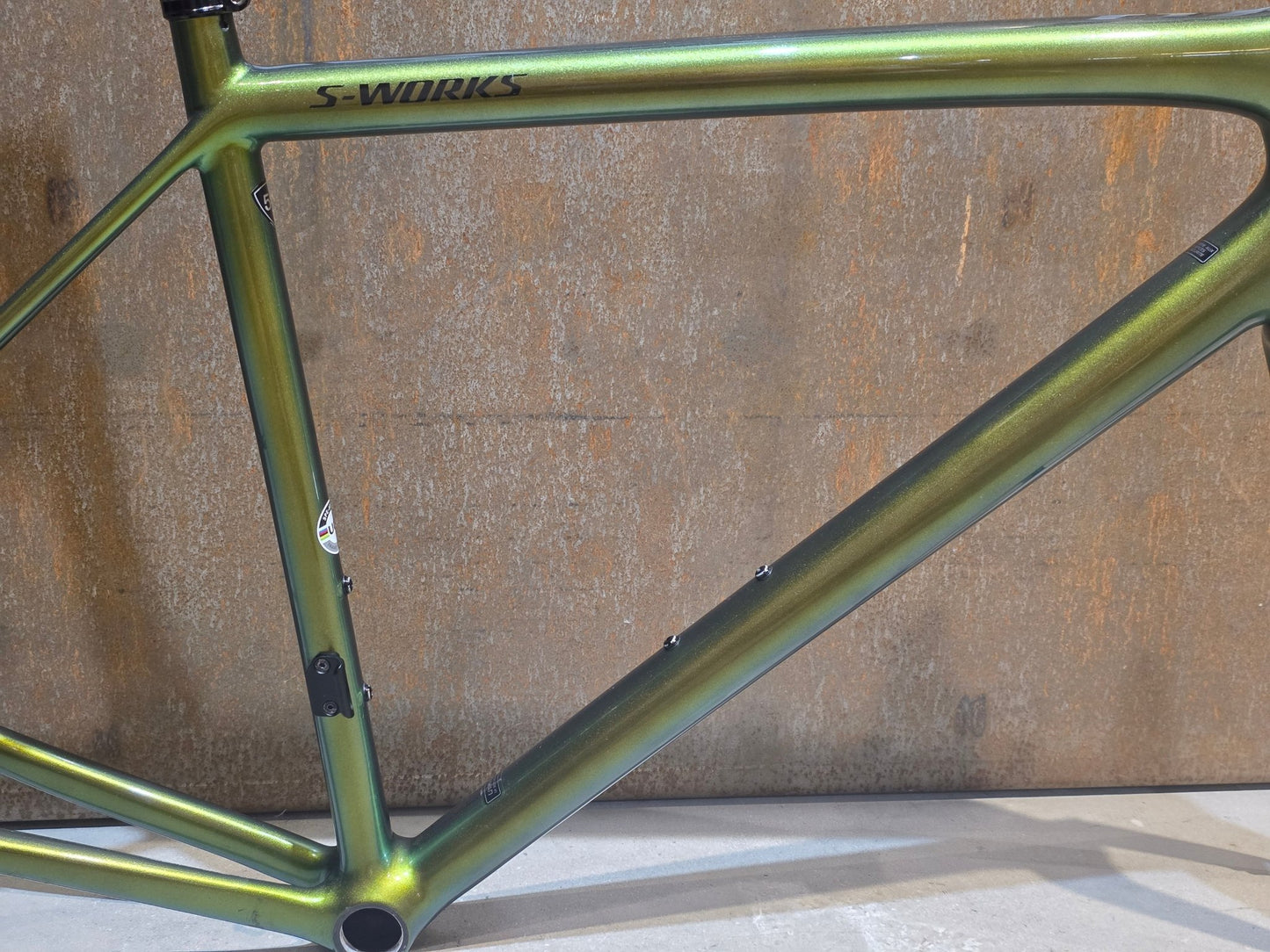 Rennradrahmen von Specialized, SPECIALIZED SWORKS AETHOS RAHMENSET / DISC / 56CM vor USEDBIKES - OB.DE Hintergrund