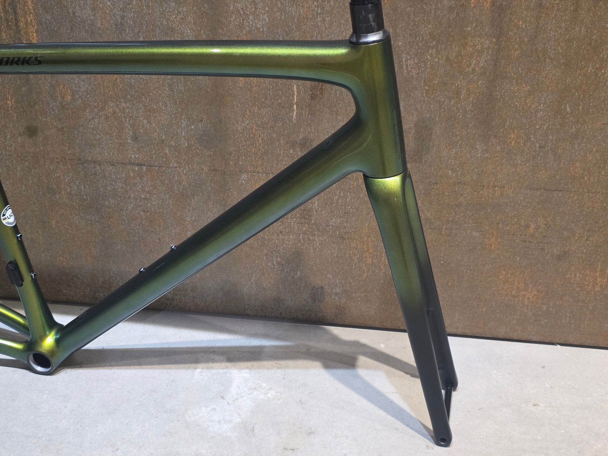 Rennradrahmen von Specialized, SPECIALIZED SWORKS AETHOS RAHMENSET / DISC / 56CM vor USEDBIKES - OB.DE Hintergrund