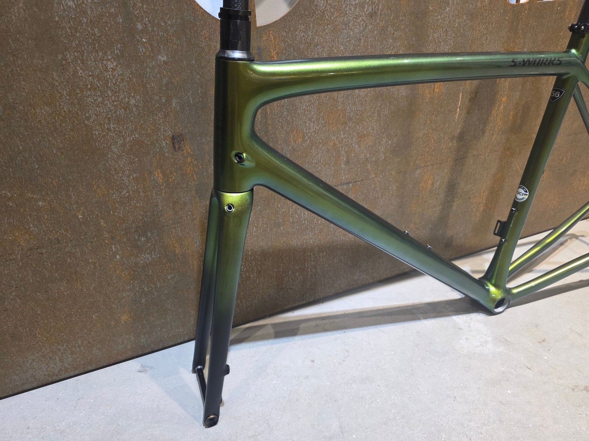 Rennradrahmen von Specialized, SPECIALIZED SWORKS AETHOS RAHMENSET / DISC / 56CM vor USEDBIKES - OB.DE Hintergrund