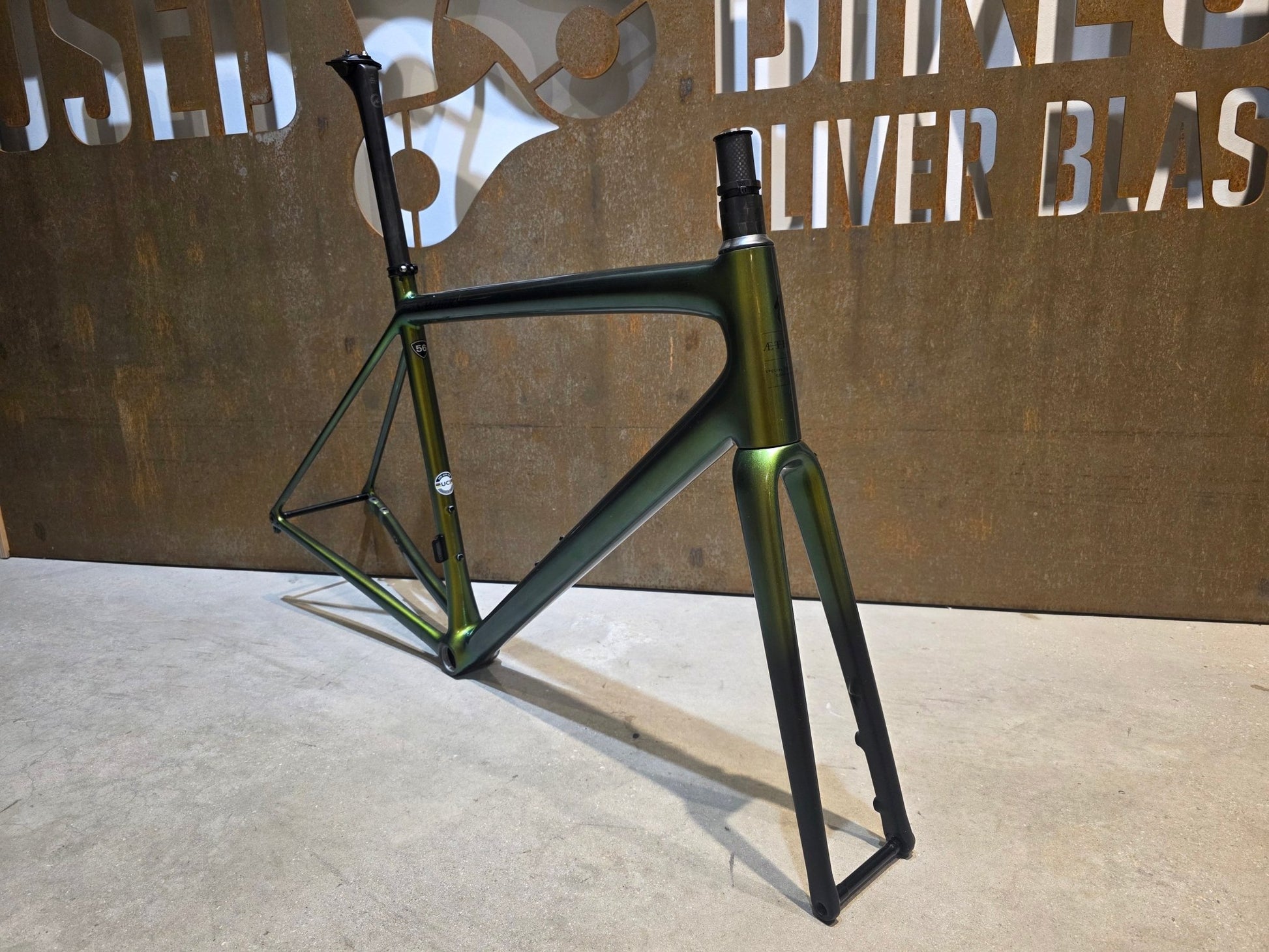 Rennradrahmen von Specialized, SPECIALIZED SWORKS AETHOS RAHMENSET / DISC / 56CM vor USEDBIKES - OB.DE Hintergrund