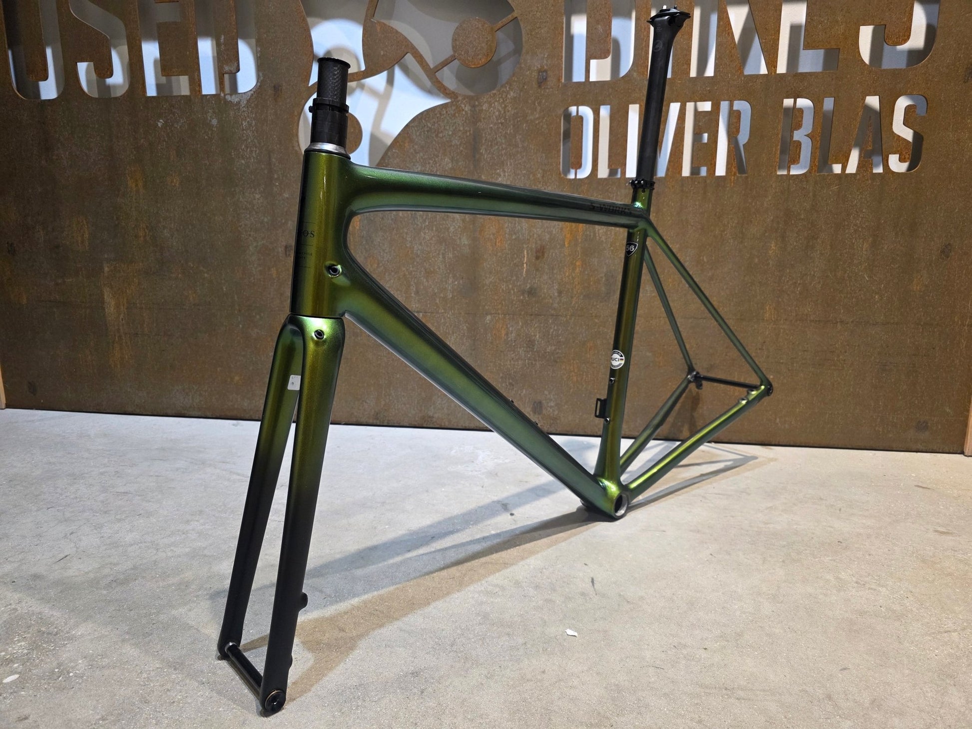 Rennradrahmen von Specialized, SPECIALIZED SWORKS AETHOS RAHMENSET / DISC / 56CM vor USEDBIKES - OB.DE Hintergrund