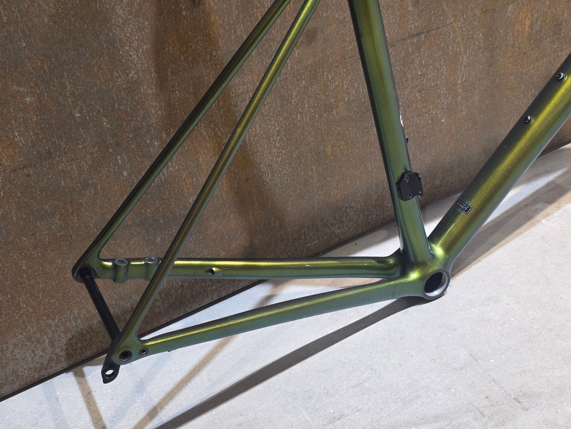 Rennradrahmen von Specialized, SPECIALIZED SWORKS AETHOS RAHMENSET / DISC / 56CM vor USEDBIKES - OB.DE Hintergrund