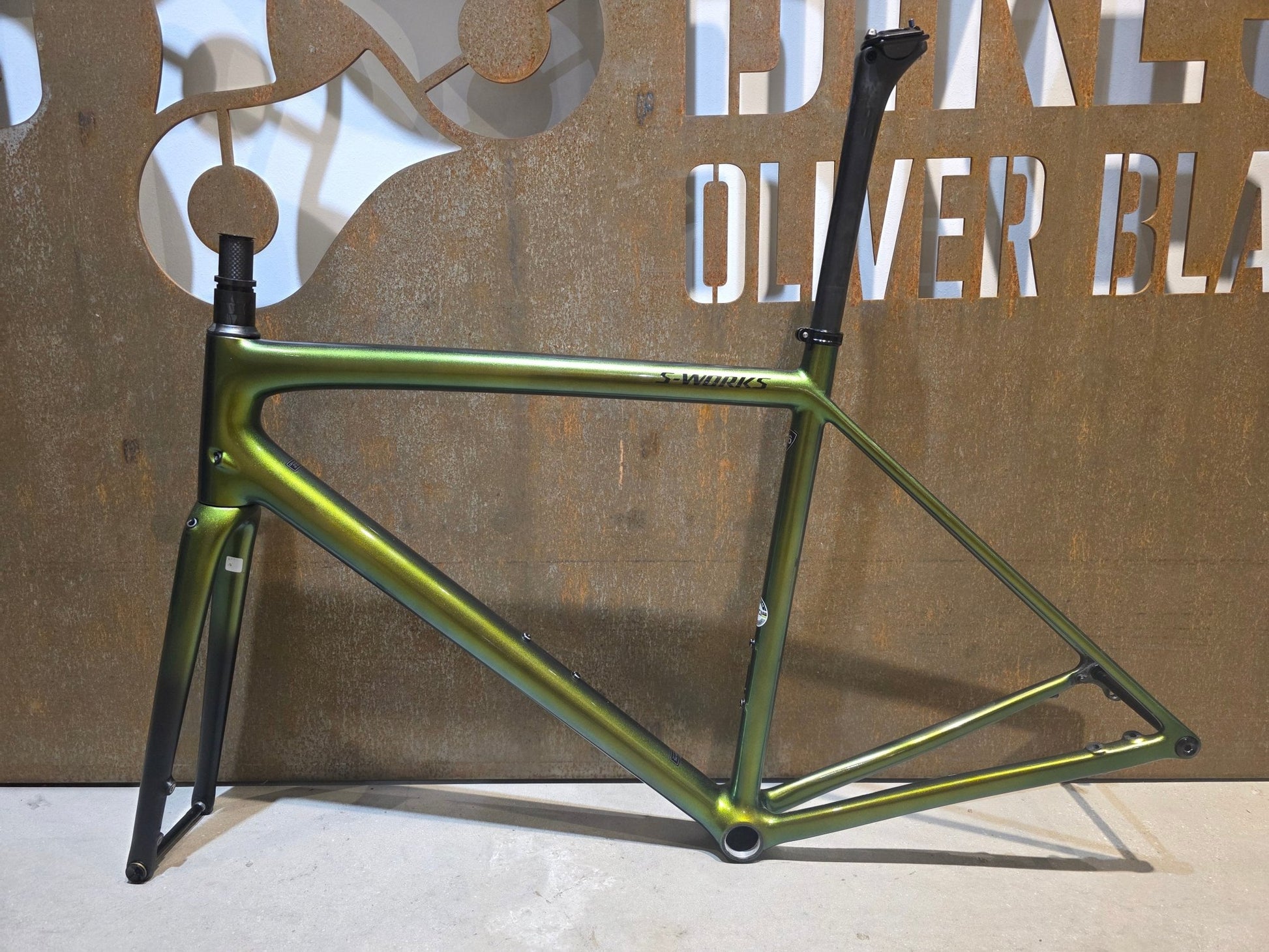 Rennradrahmen von Specialized, SPECIALIZED SWORKS AETHOS RAHMENSET / DISC / 56CM vor USEDBIKES - OB.DE Hintergrund