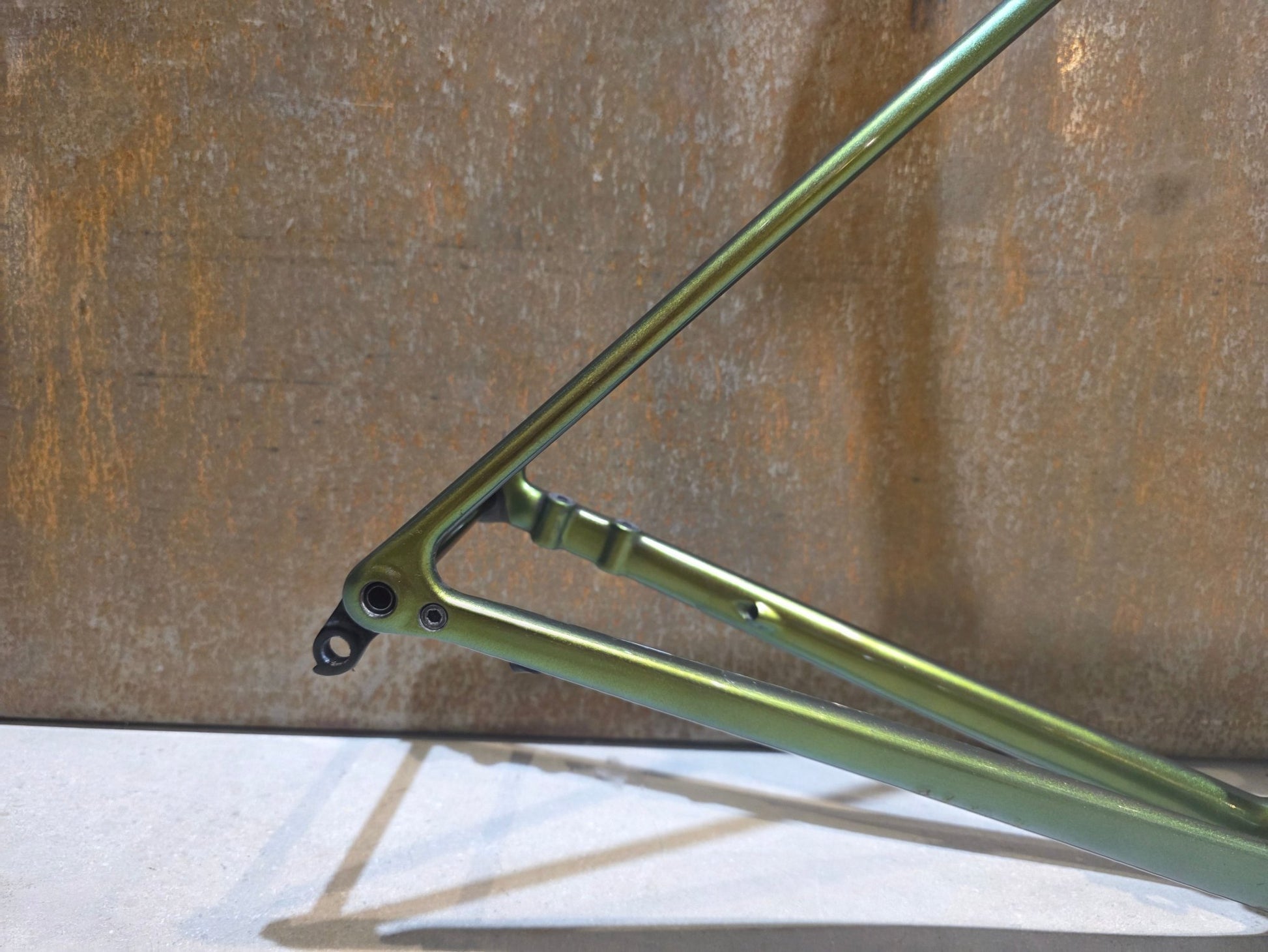 Rennradrahmen von Specialized, SPECIALIZED SWORKS AETHOS RAHMENSET / DISC / 56CM vor USEDBIKES - OB.DE Hintergrund