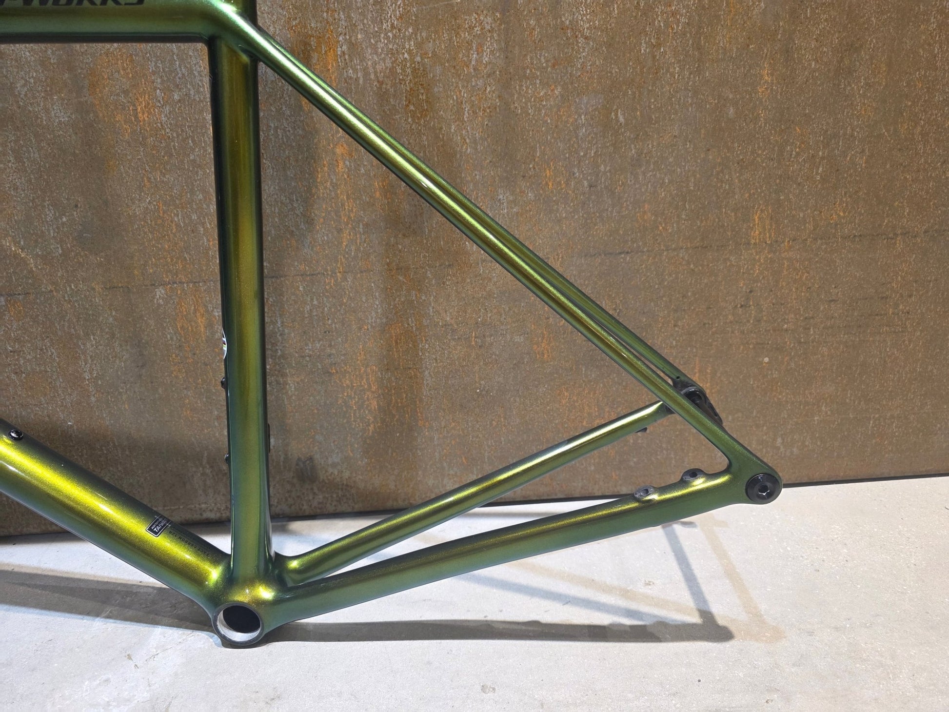 Rennradrahmen von Specialized, SPECIALIZED SWORKS AETHOS RAHMENSET / DISC / 56CM vor USEDBIKES - OB.DE Hintergrund