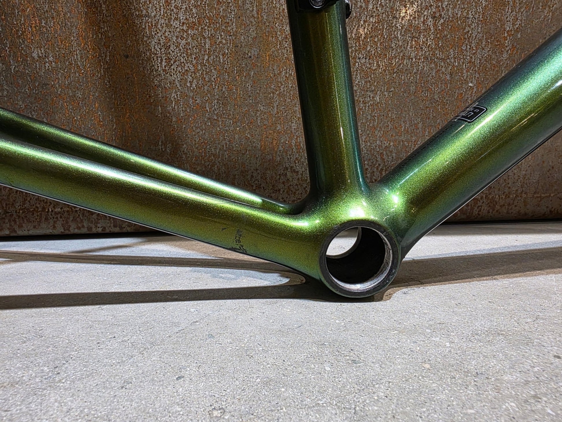 Rennradrahmen von Specialized, SPECIALIZED SWORKS AETHOS RAHMENSET / DISC / 56CM vor USEDBIKES - OB.DE Hintergrund