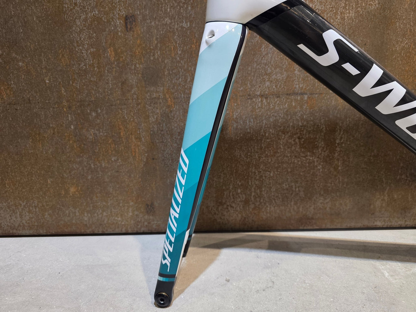 Rennradrahmen von Specialized, SPECIALIZED SWORKS TARMAC DISC RAHMENSET BORA HANSGROHE / 58CM vor USEDBIKES - OB.DE Hintergrund