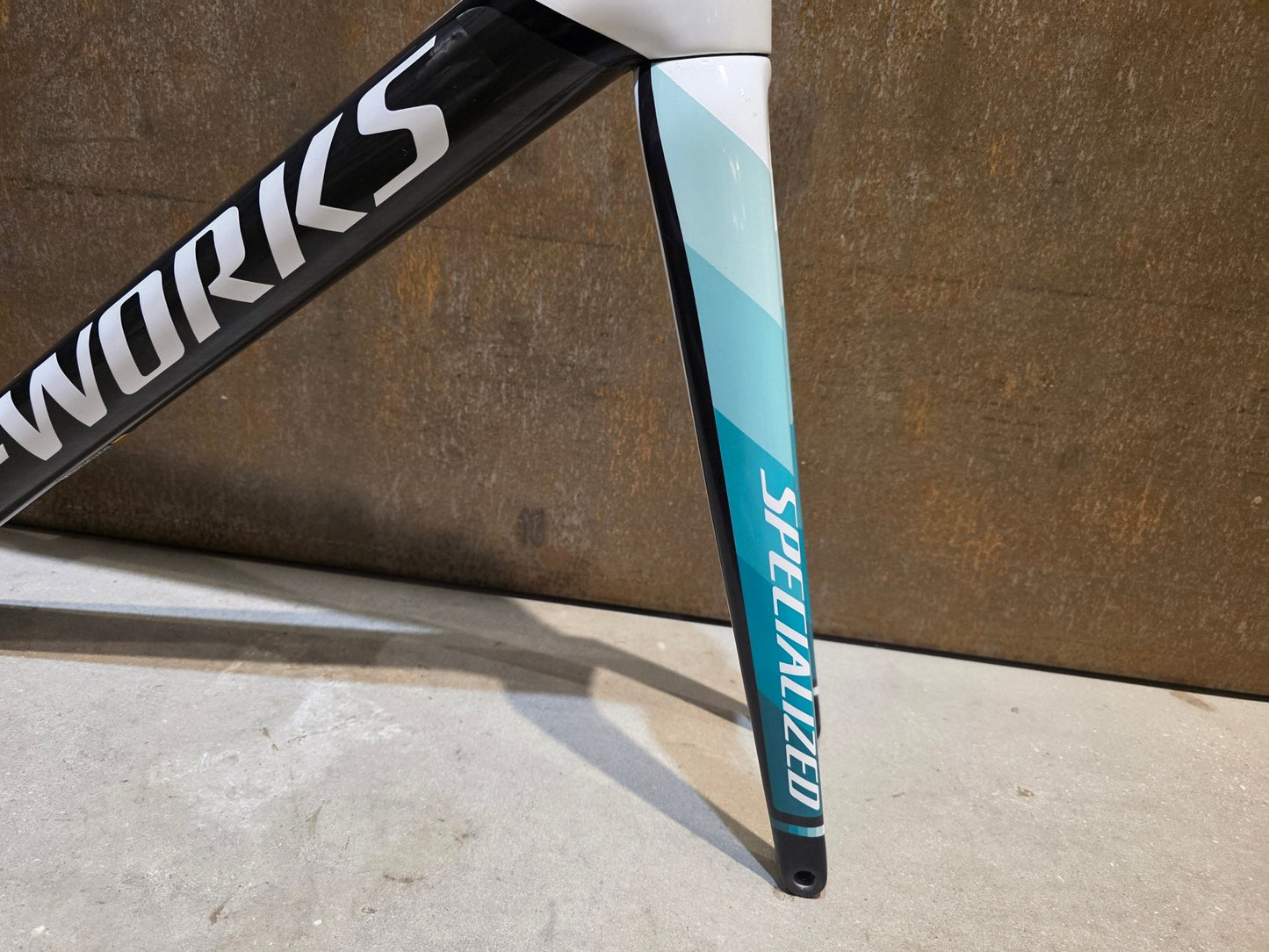 Rennradrahmen von Specialized, SPECIALIZED SWORKS TARMAC DISC RAHMENSET BORA HANSGROHE / 58CM vor USEDBIKES - OB.DE Hintergrund