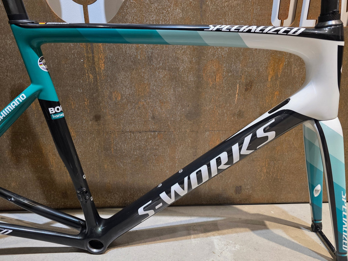 Rennradrahmen von Specialized, SPECIALIZED SWORKS TARMAC DISC RAHMENSET BORA HANSGROHE / 58CM vor USEDBIKES - OB.DE Hintergrund