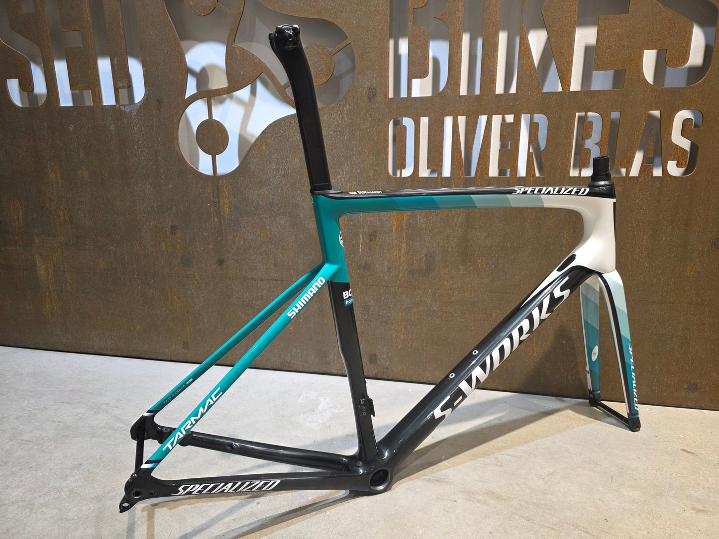Rennradrahmen von Specialized, SPECIALIZED SWORKS TARMAC DISC RAHMENSET BORA HANSGROHE / 58CM vor USEDBIKES - OB.DE Hintergrund