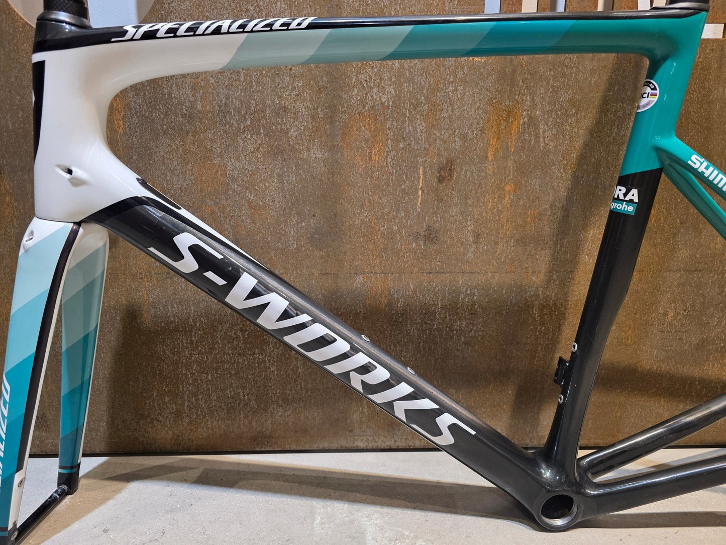 Rennradrahmen von Specialized, SPECIALIZED SWORKS TARMAC DISC RAHMENSET BORA HANSGROHE / 58CM vor USEDBIKES - OB.DE Hintergrund