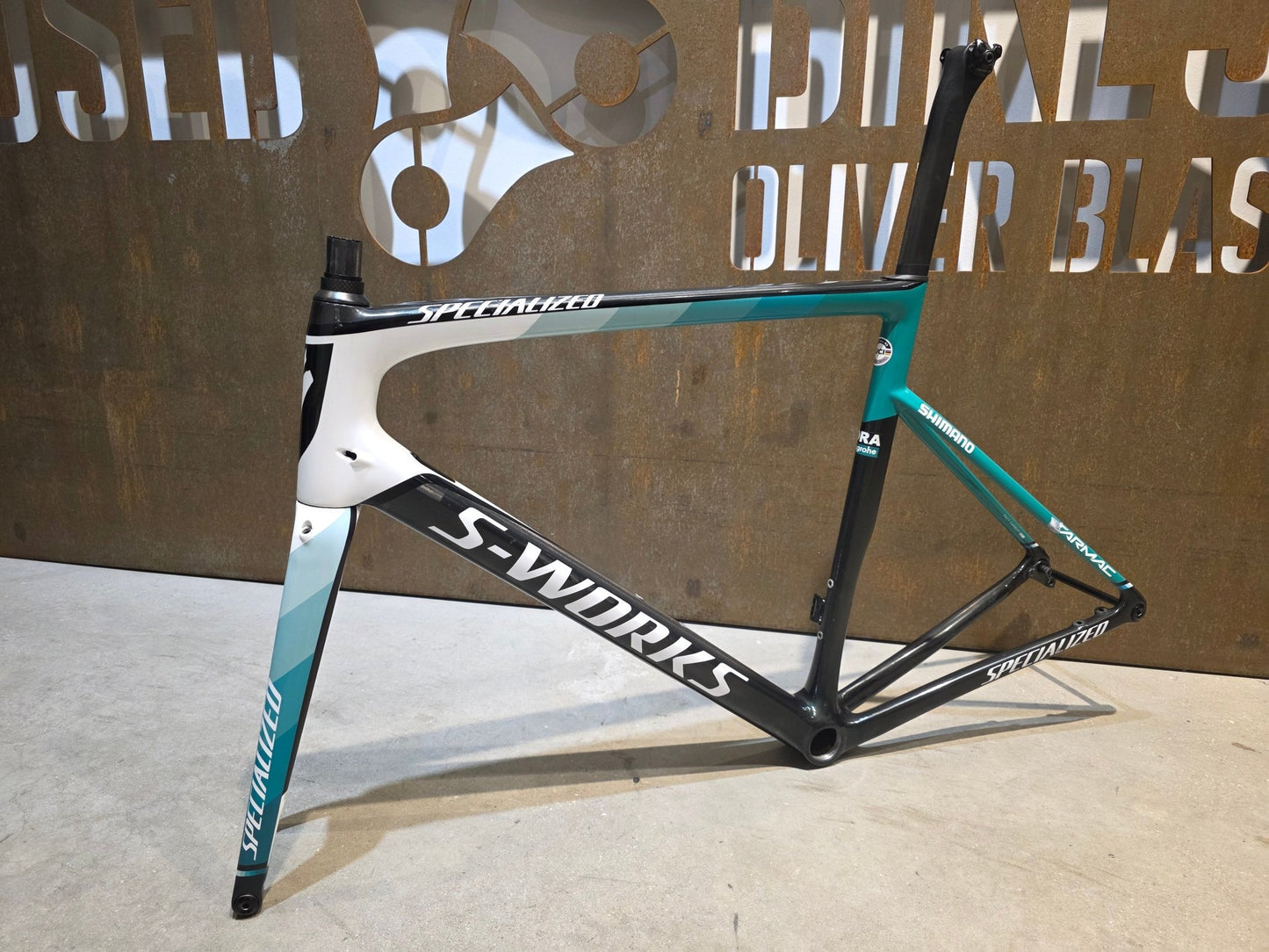 Rennradrahmen von Specialized, SPECIALIZED SWORKS TARMAC DISC RAHMENSET BORA HANSGROHE / 58CM vor USEDBIKES - OB.DE Hintergrund