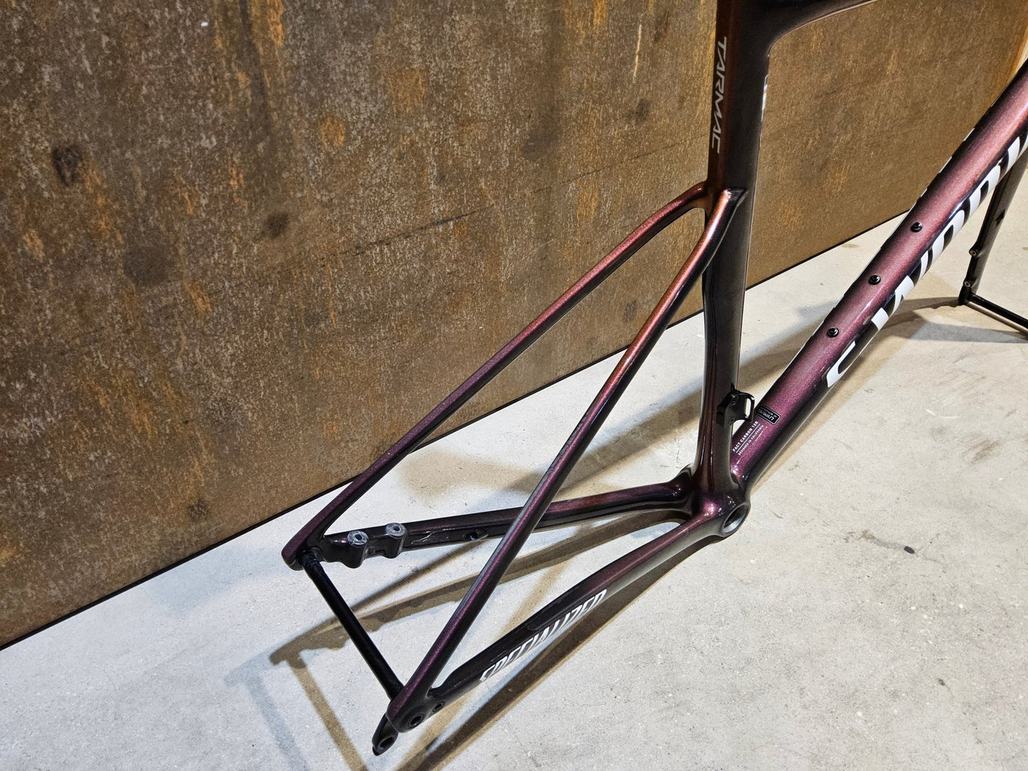 Rennradrahmen von Specialized, SPECIALIZED SWORKS TARMAC SL8 RAHMENSET / DISC / 56CM vor USEDBIKES - OB.DE Hintergrund