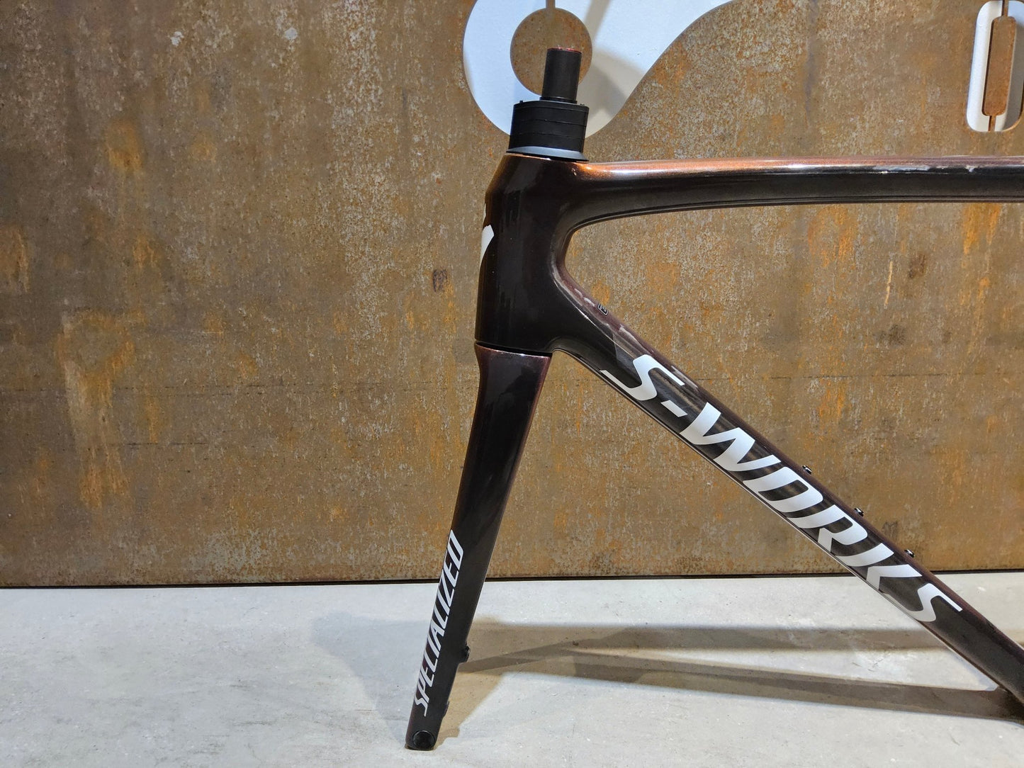 Rennradrahmen von Specialized, SPECIALIZED SWORKS TARMAC SL8 RAHMENSET / DISC / 56CM vor USEDBIKES - OB.DE Hintergrund