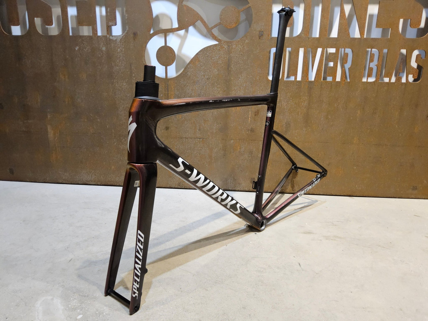 Rennradrahmen von Specialized, SPECIALIZED SWORKS TARMAC SL8 RAHMENSET / DISC / 56CM vor USEDBIKES - OB.DE Hintergrund
