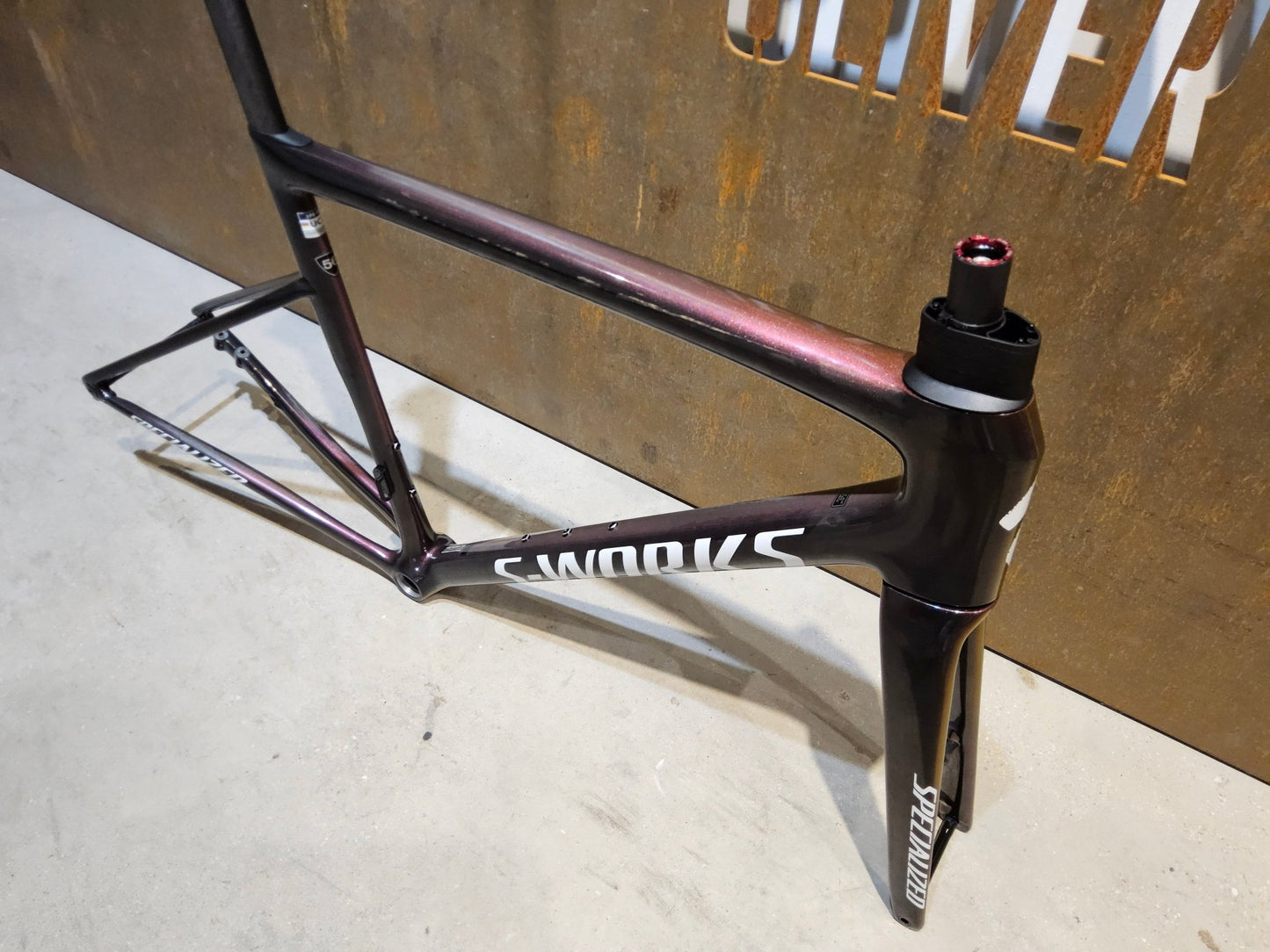 Rennradrahmen von Specialized, SPECIALIZED SWORKS TARMAC SL8 RAHMENSET / DISC / 56CM vor USEDBIKES - OB.DE Hintergrund