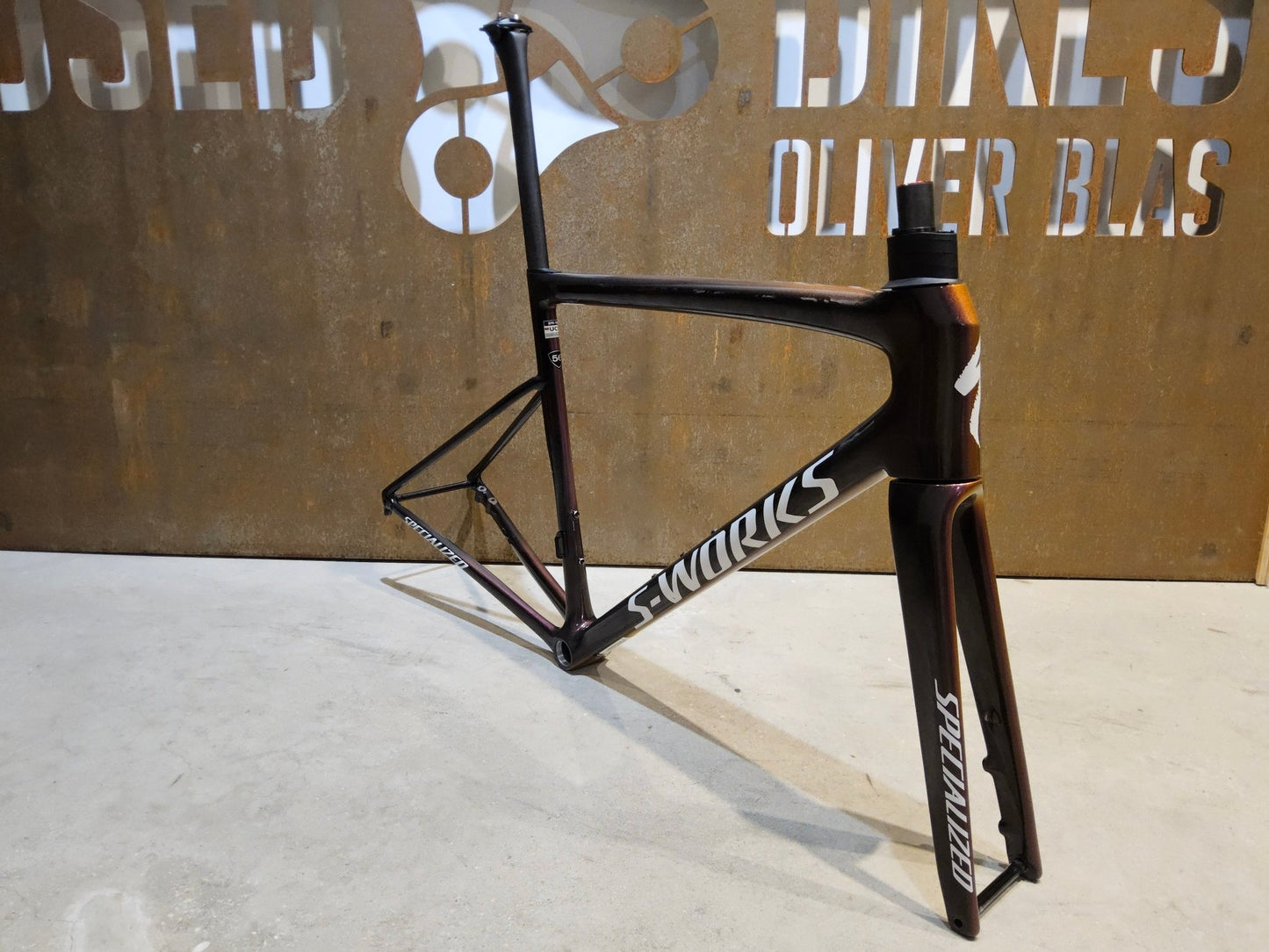 Rennradrahmen von Specialized, SPECIALIZED SWORKS TARMAC SL8 RAHMENSET / DISC / 56CM vor USEDBIKES - OB.DE Hintergrund