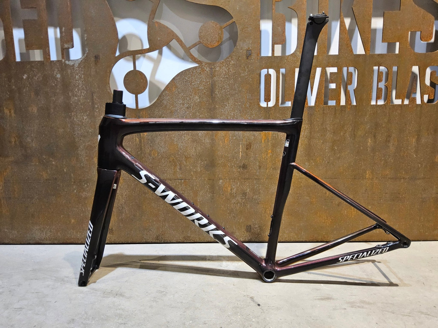 Rennradrahmen von Specialized, SPECIALIZED SWORKS TARMAC SL8 RAHMENSET / DISC / 56CM vor USEDBIKES - OB.DE Hintergrund