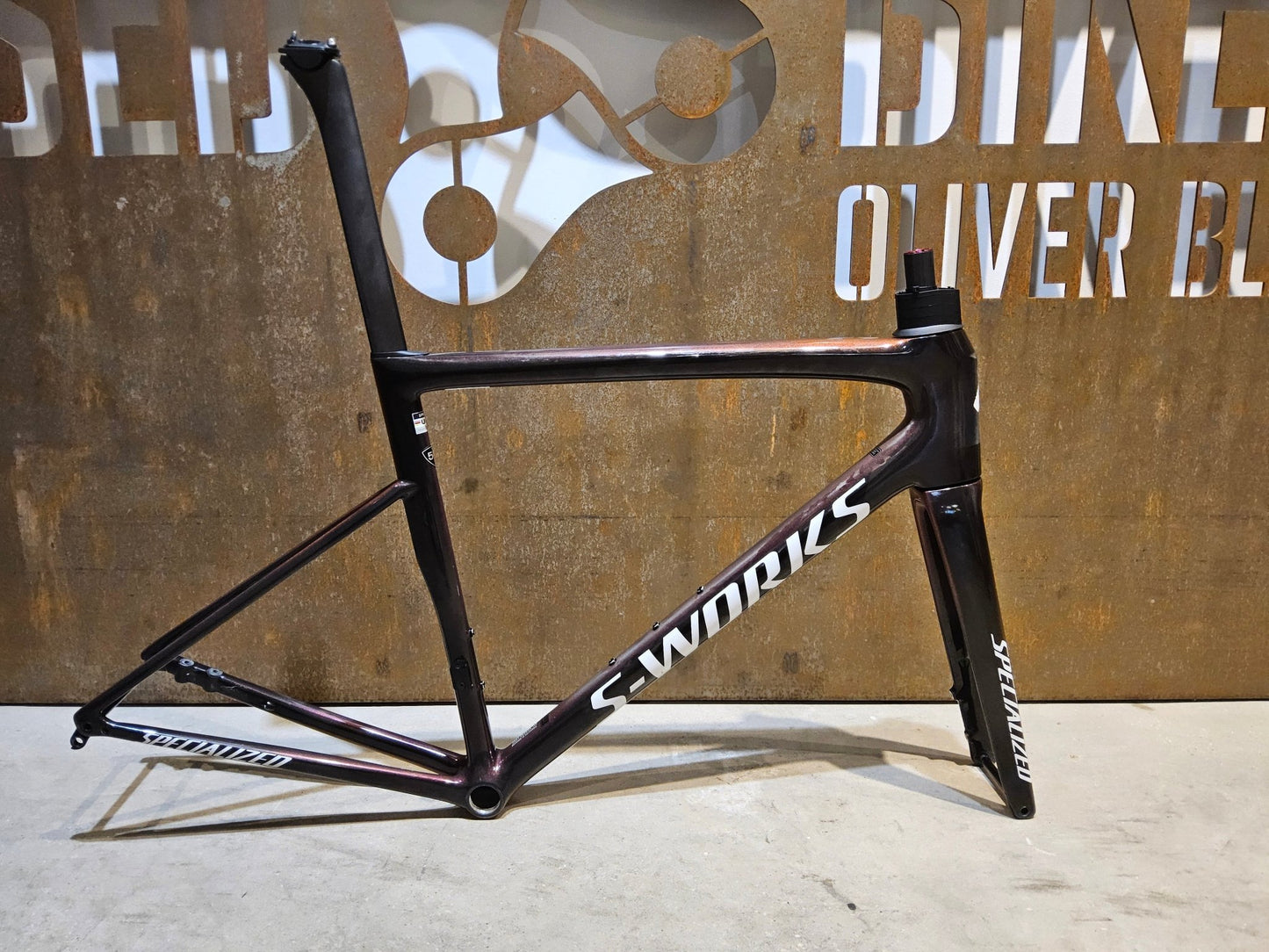 Rennradrahmen von Specialized, SPECIALIZED SWORKS TARMAC SL8 RAHMENSET / DISC / 56CM vor USEDBIKES - OB.DE Hintergrund