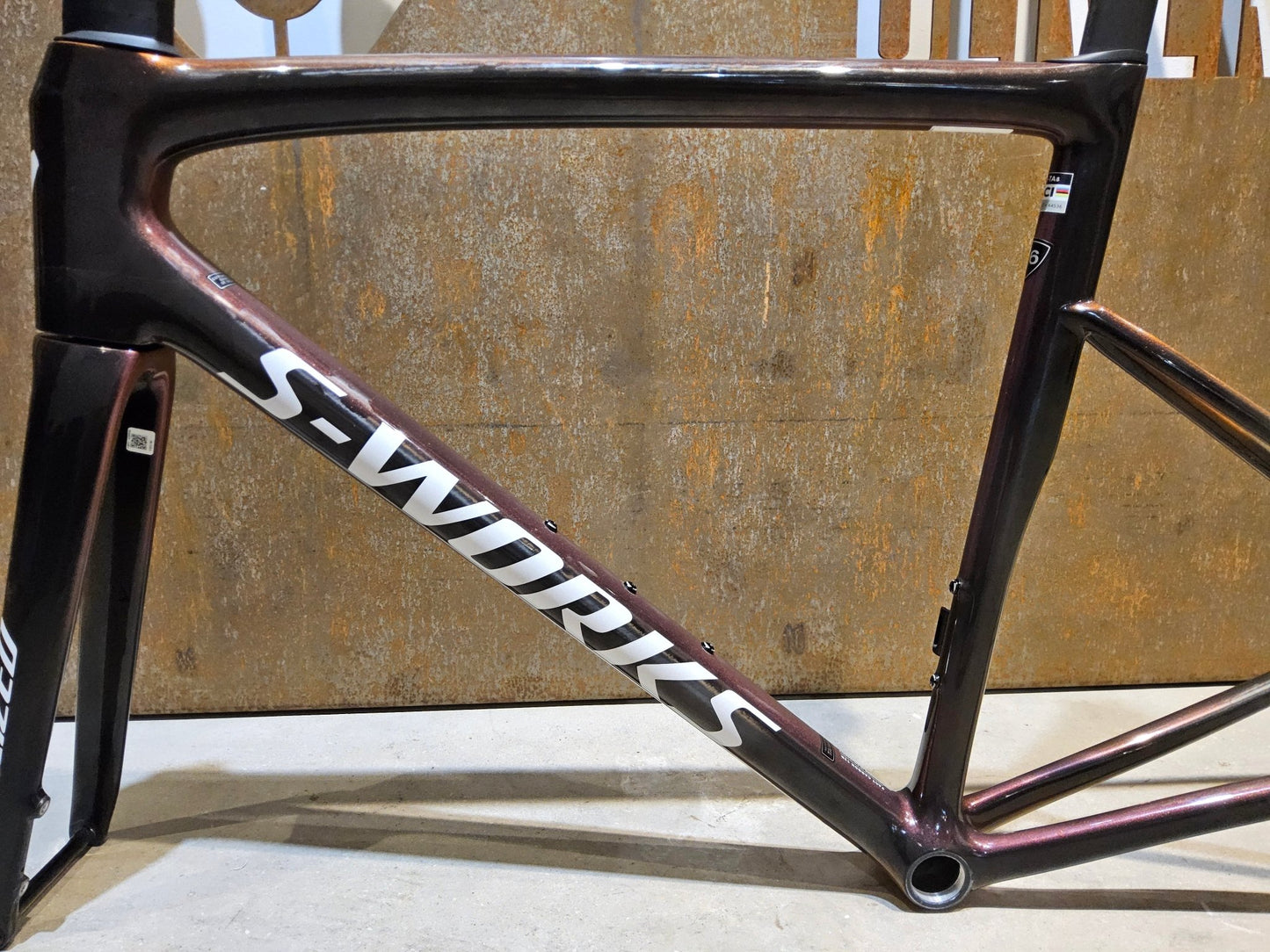 Rennradrahmen von Specialized, SPECIALIZED SWORKS TARMAC SL8 RAHMENSET / DISC / 56CM vor USEDBIKES - OB.DE Hintergrund