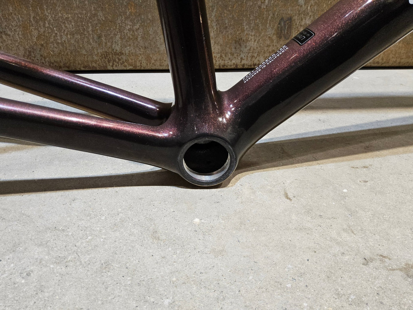 Rennradrahmen von Specialized, SPECIALIZED SWORKS TARMAC SL8 RAHMENSET / DISC / 56CM vor USEDBIKES - OB.DE Hintergrund