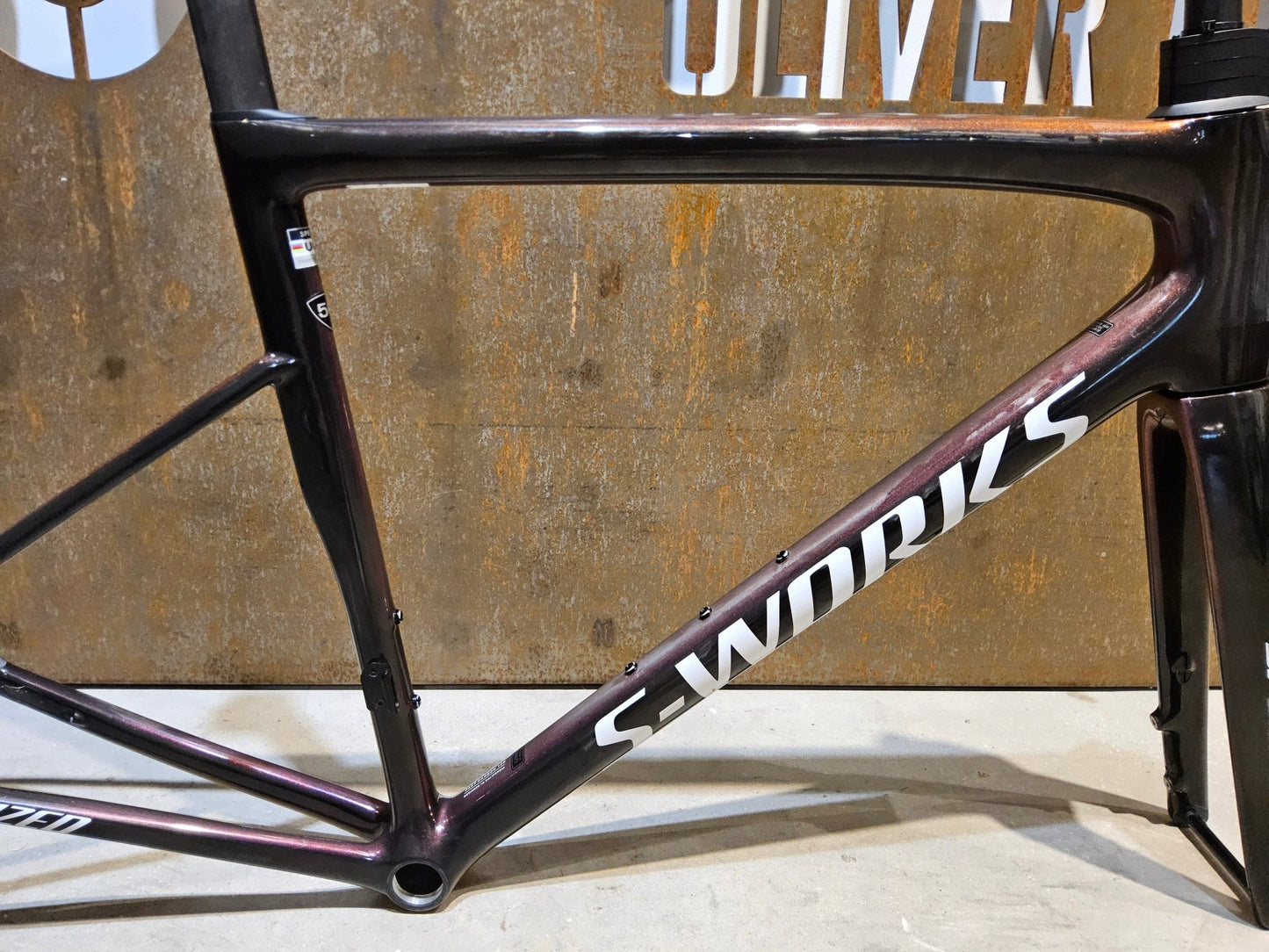 Rennradrahmen von Specialized, SPECIALIZED SWORKS TARMAC SL8 RAHMENSET / DISC / 56CM vor USEDBIKES - OB.DE Hintergrund