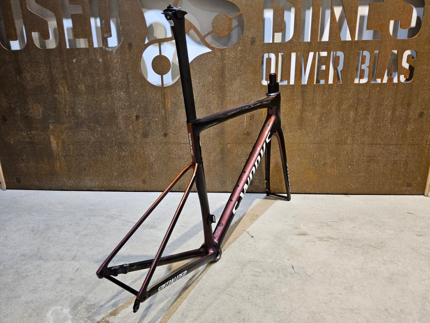 Rennradrahmen von Specialized, SPECIALIZED SWORKS TARMAC SL8 RAHMENSET / DISC / 56CM vor USEDBIKES - OB.DE Hintergrund